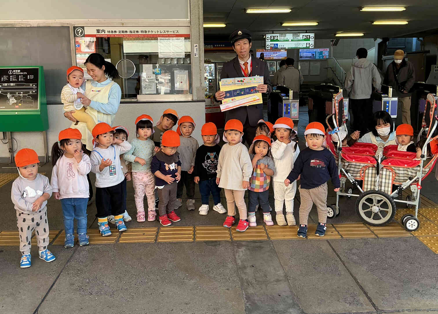 駅長さんと一緒にお写真撮ったよ