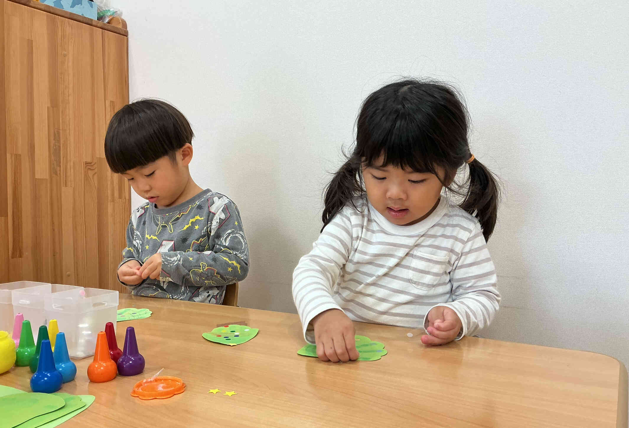 ここにシールを貼って…