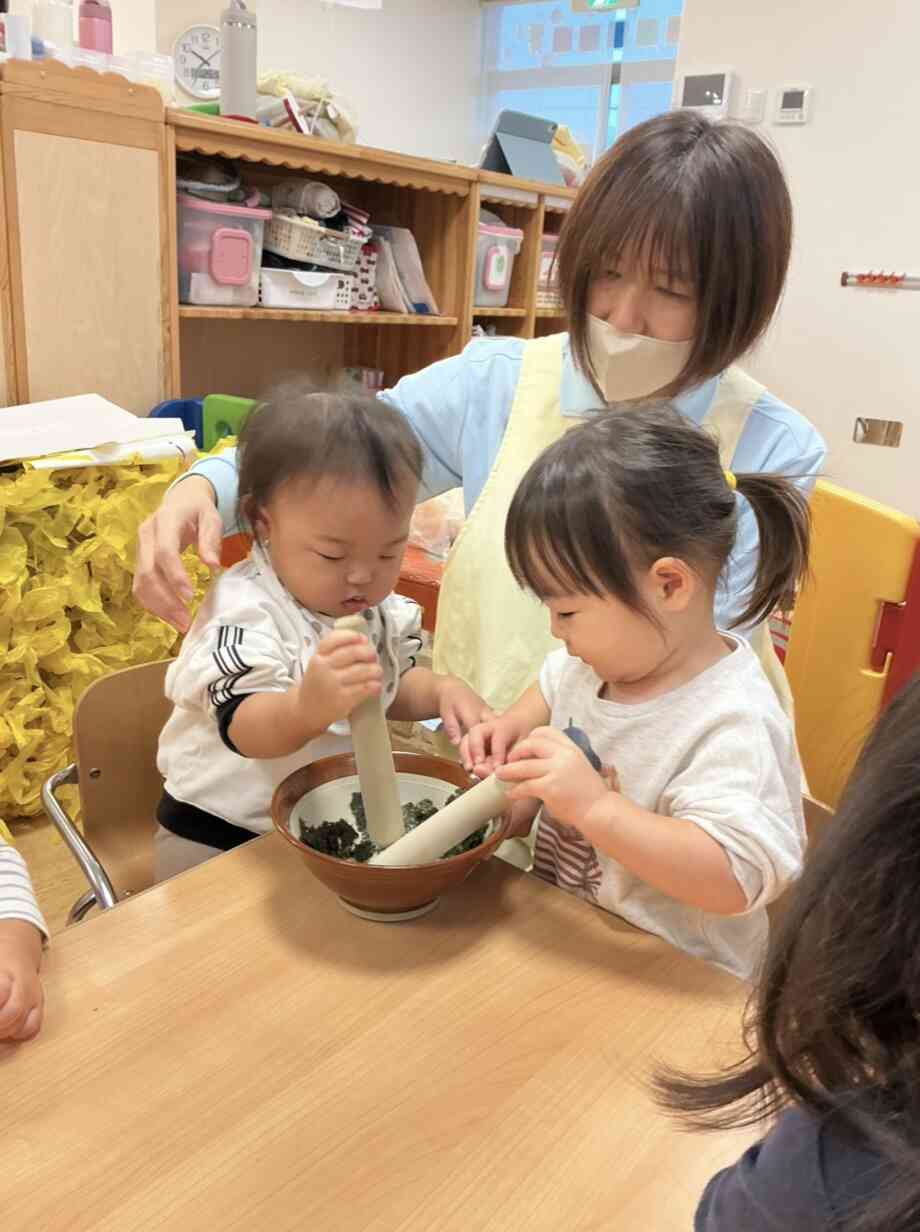 ひよこ組さんもふりかけ作りに興味津々♪