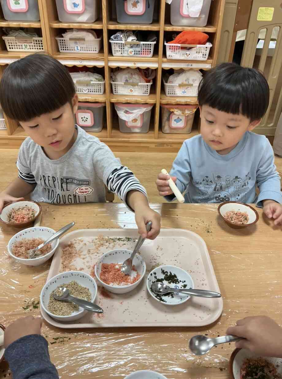 うさぎ組さんは1人1つずつのすり鉢を使って作ったよ！