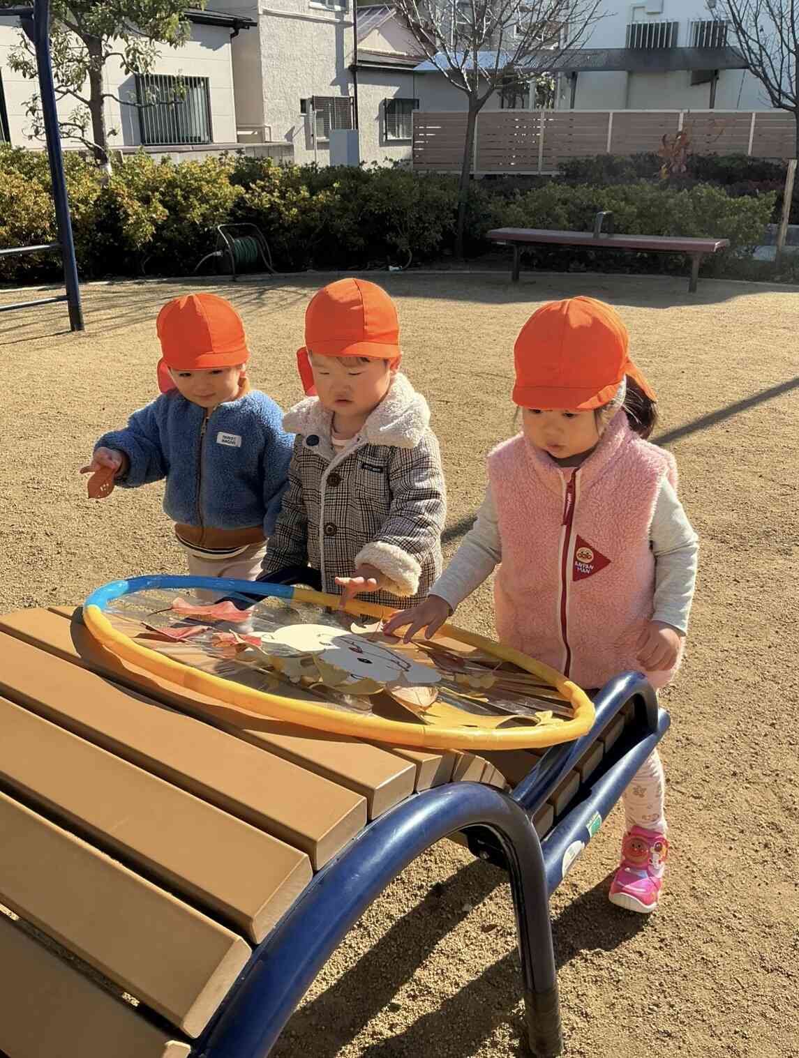 落ち葉をぺったん！