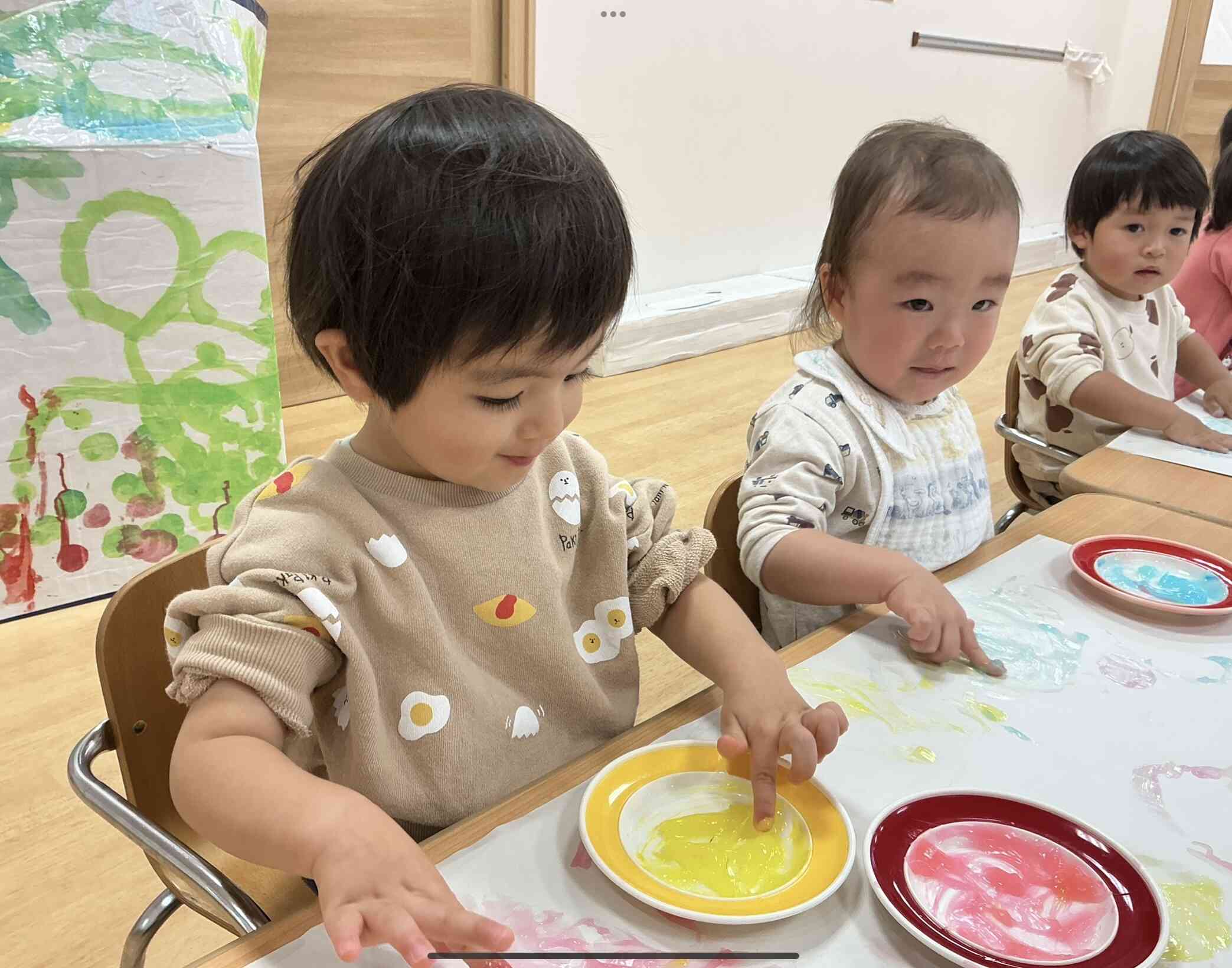 あひる組さんは、糊遊びを楽しみました！