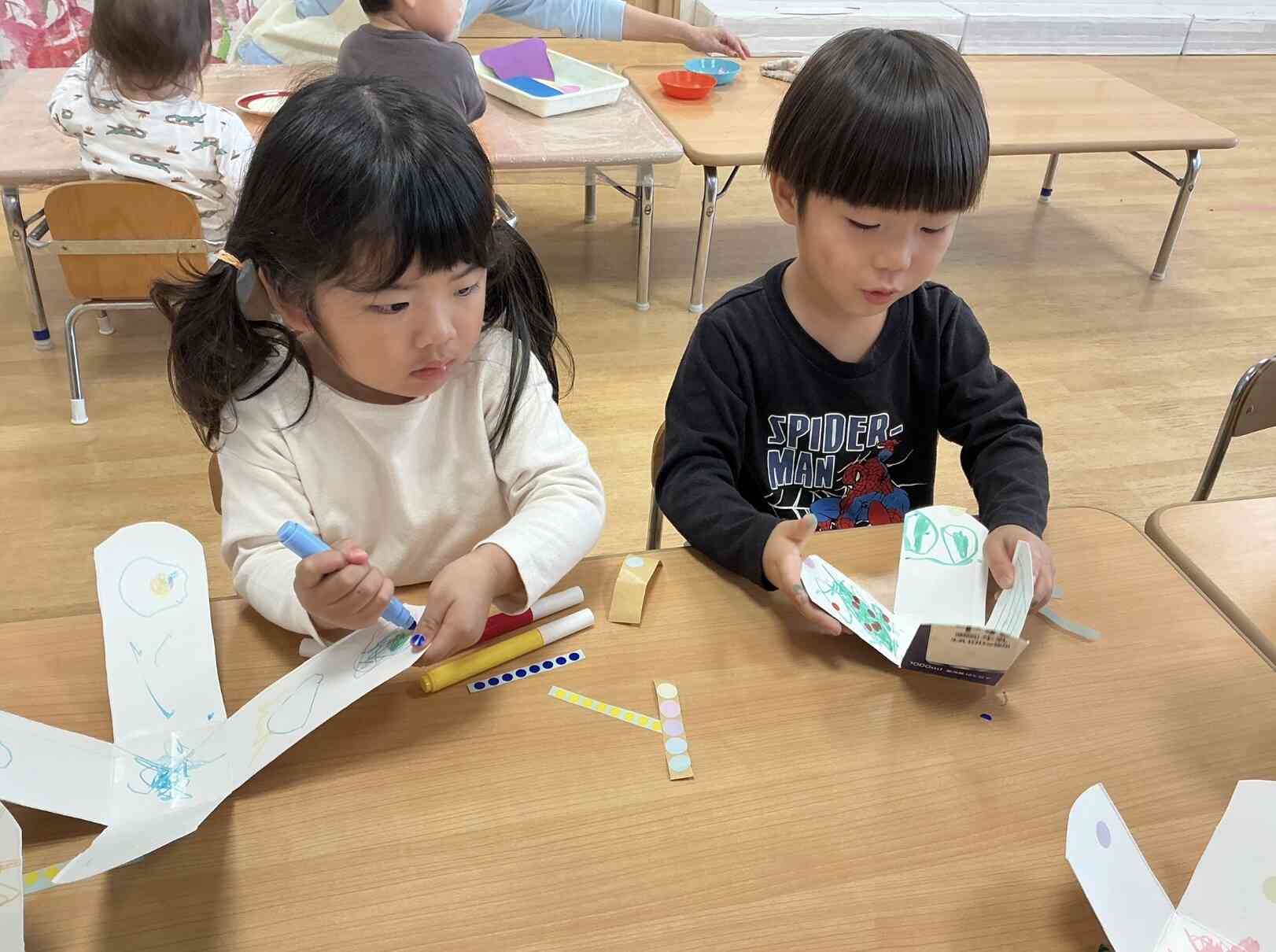 うさぎさんは、ペンを使ってこまに好きな絵を描きました。