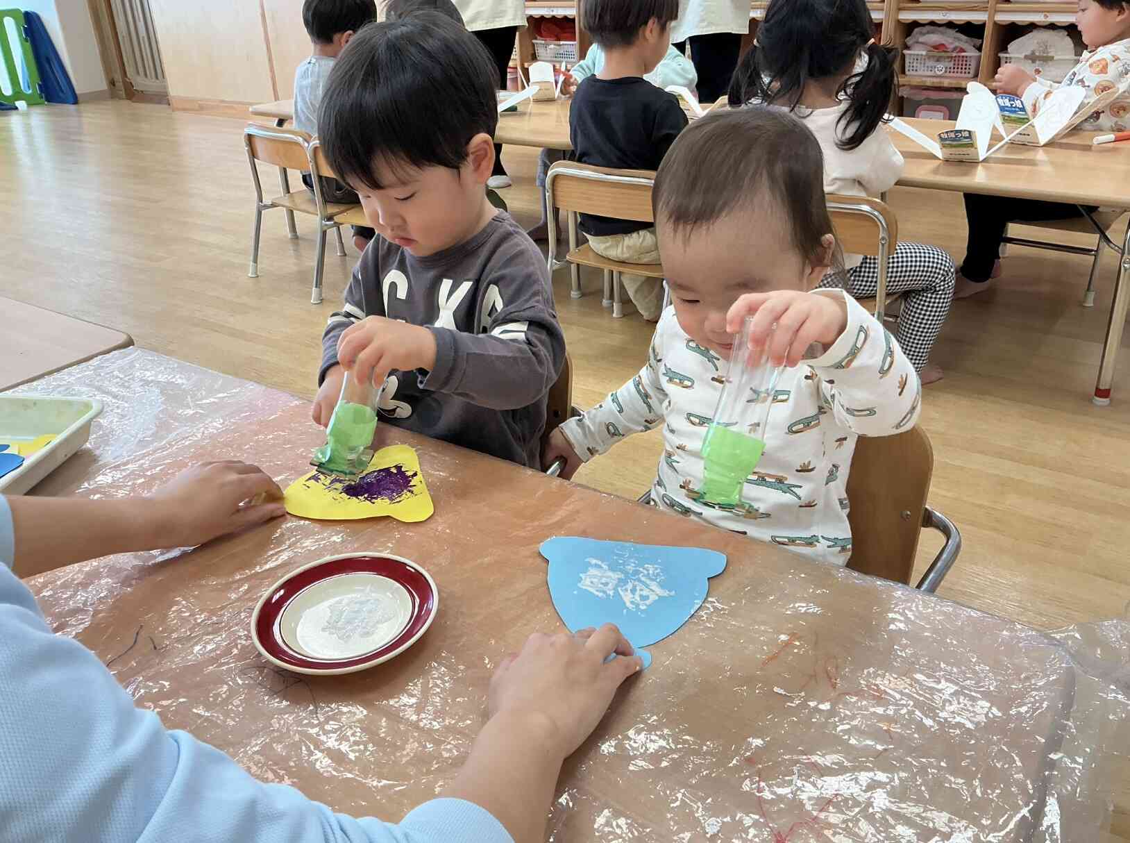 あひるさんは、帽子にスタンプして模様をつけたよ。