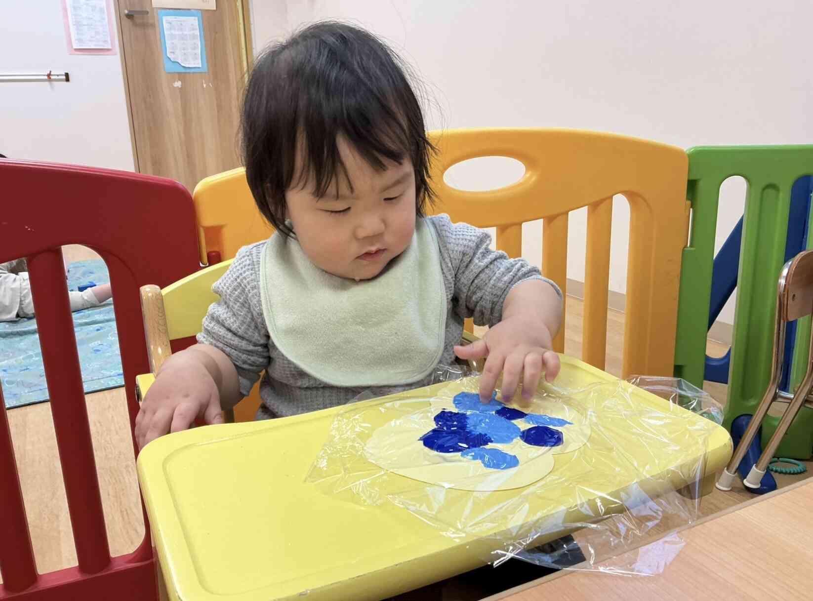 絵の具の感触・・不思議だね！