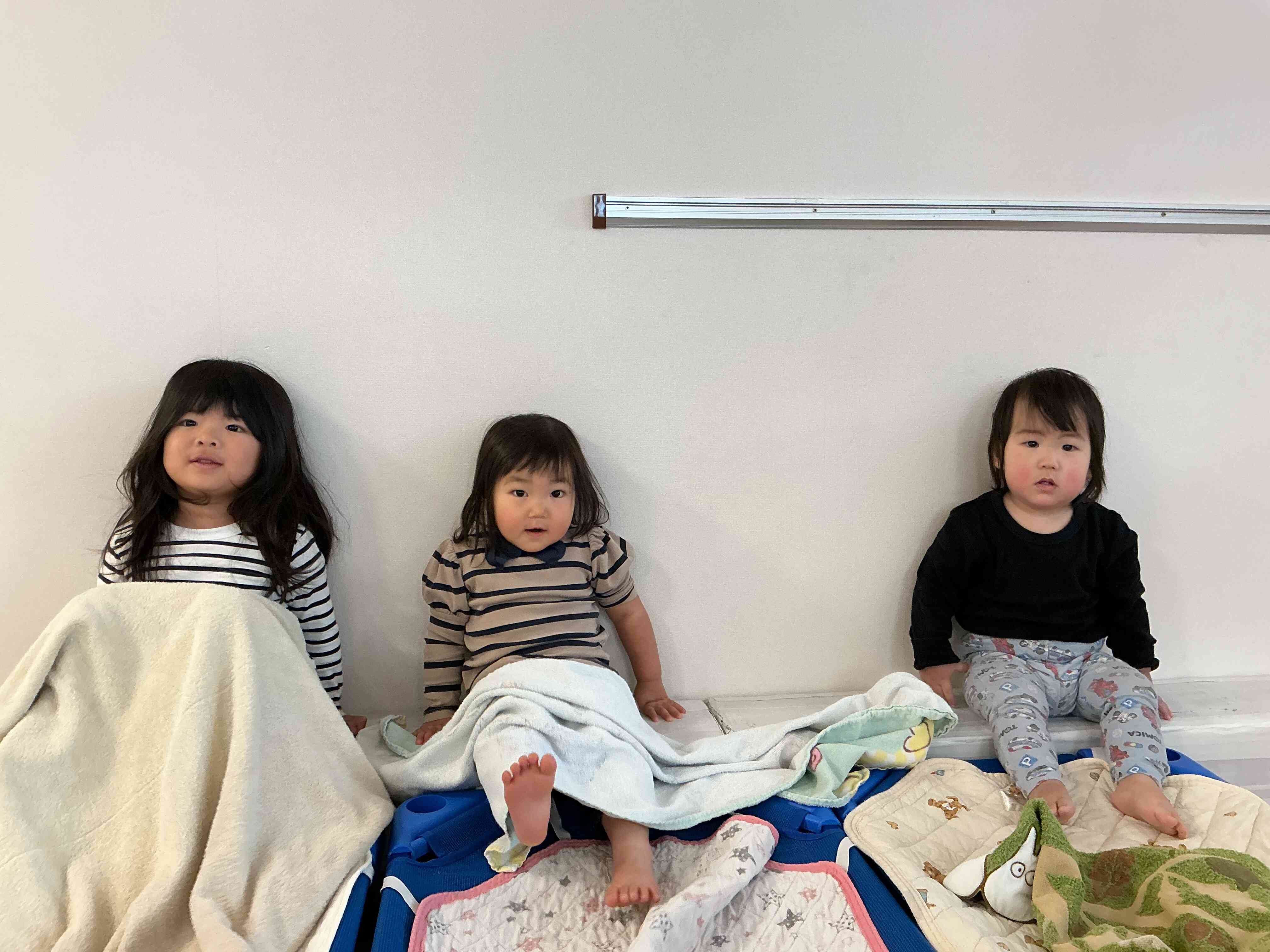 お昼寝はコットやお布団を使用しております！おうちからは週に一度、バスタオルを２枚お持ちください♪