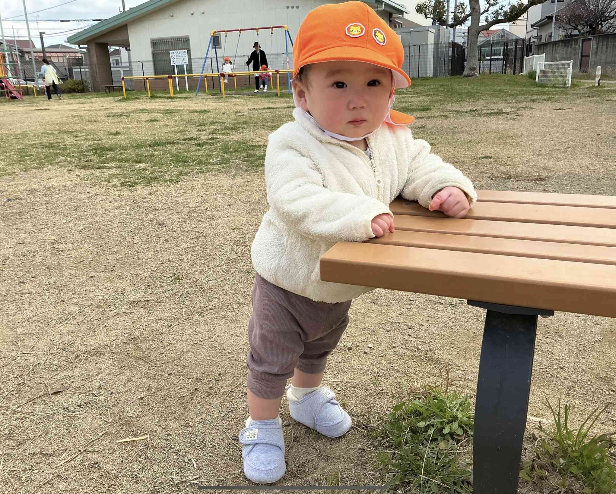 つかまり立ちも