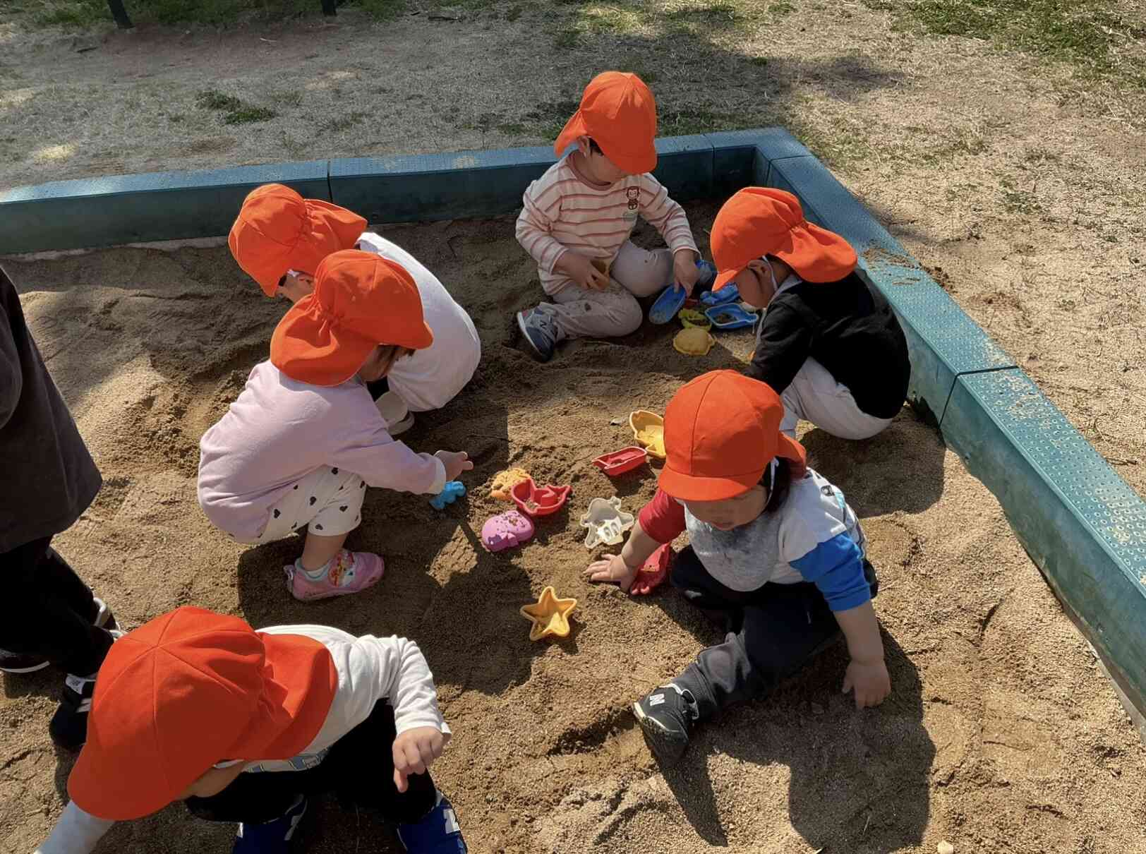 砂場では何を作っているのかな〜