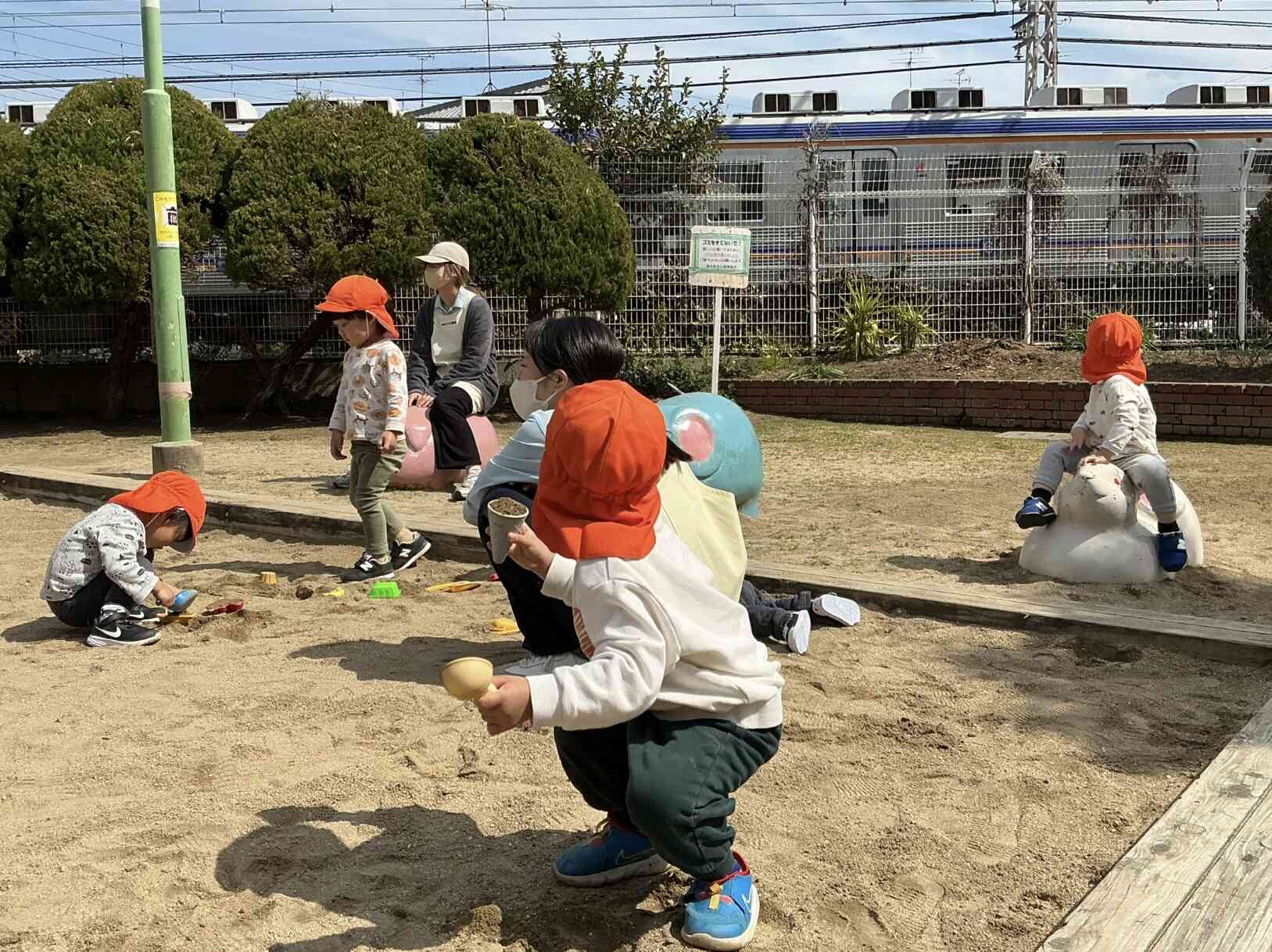 電車が見えるね