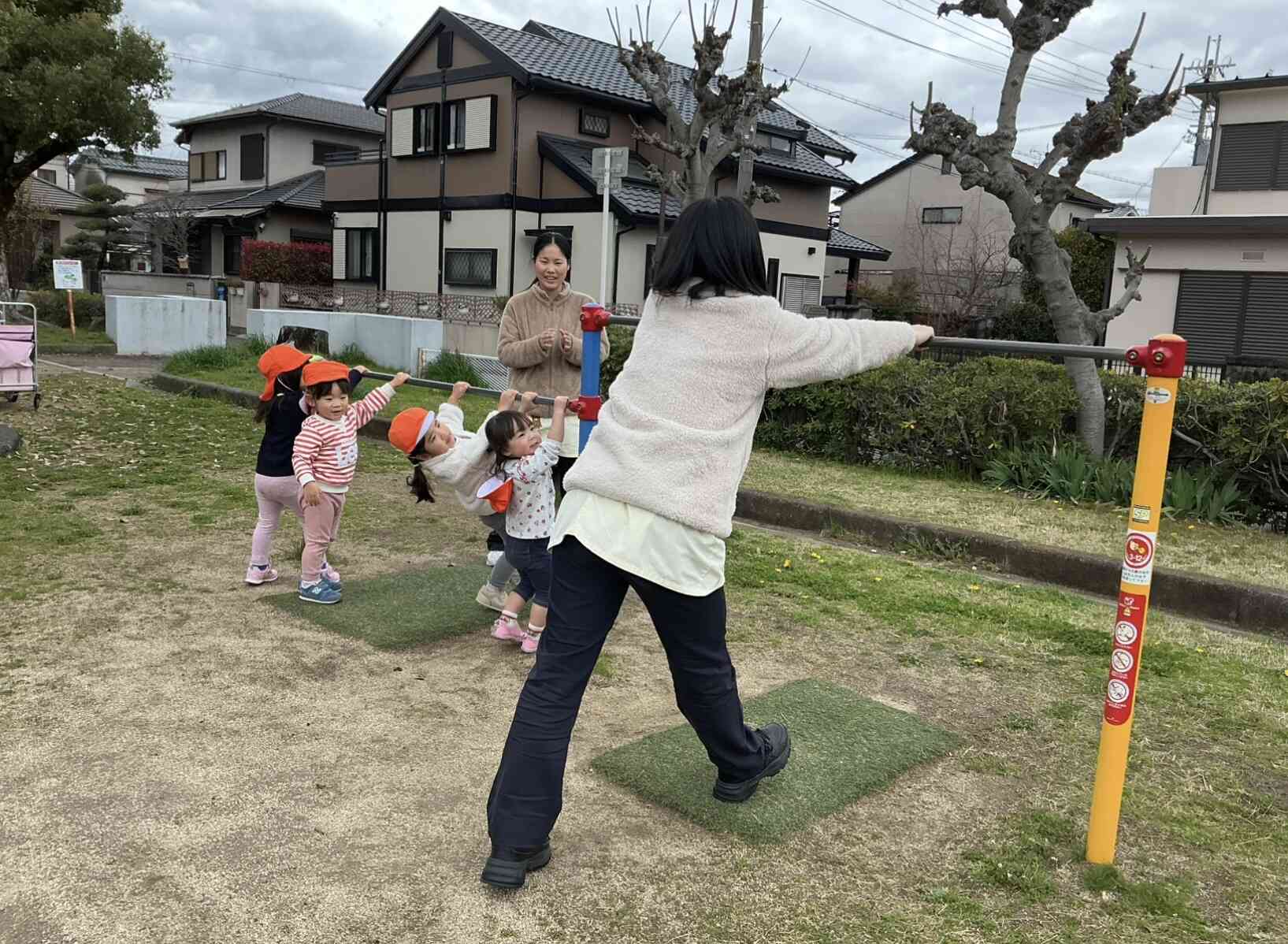 いち、にのさーん！せんせいがんばれー！