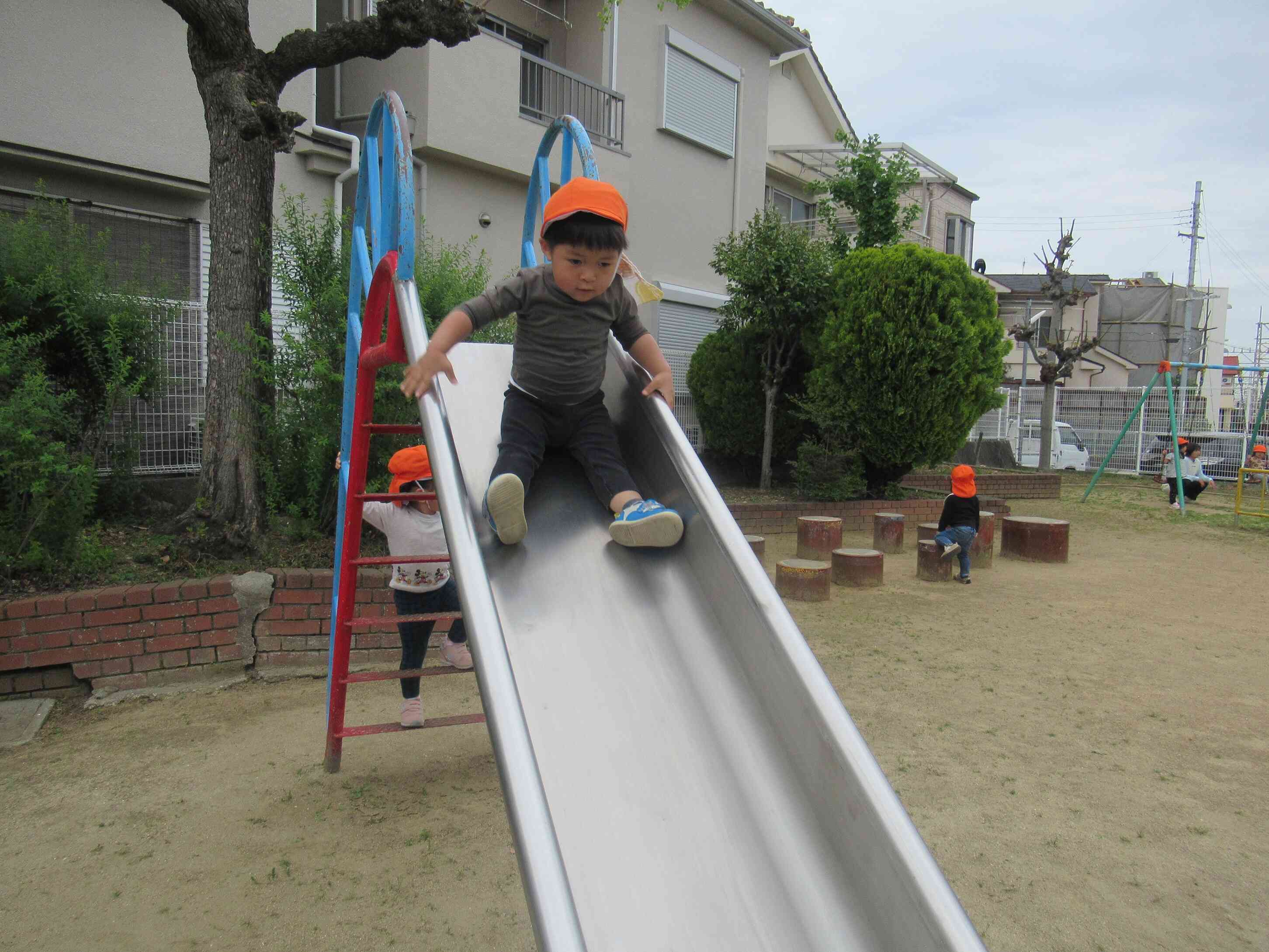 滑り台も大好き♪