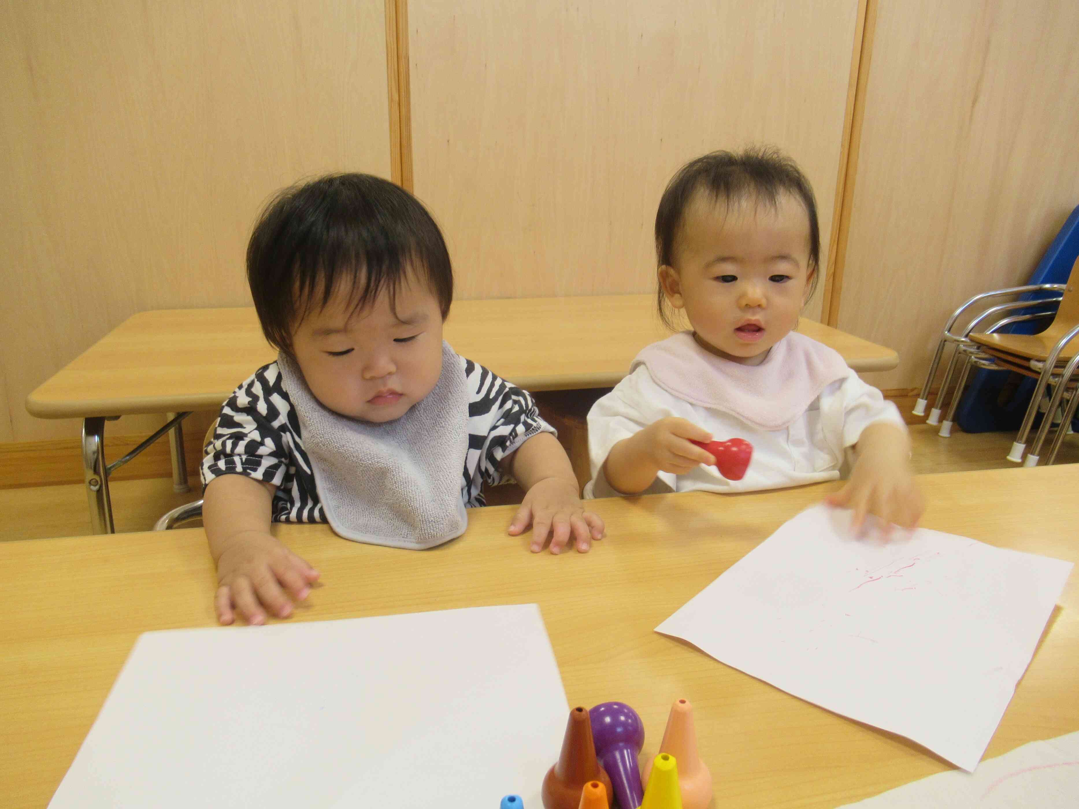 ひよこ組さんはお部屋でお絵描きをしたよ！