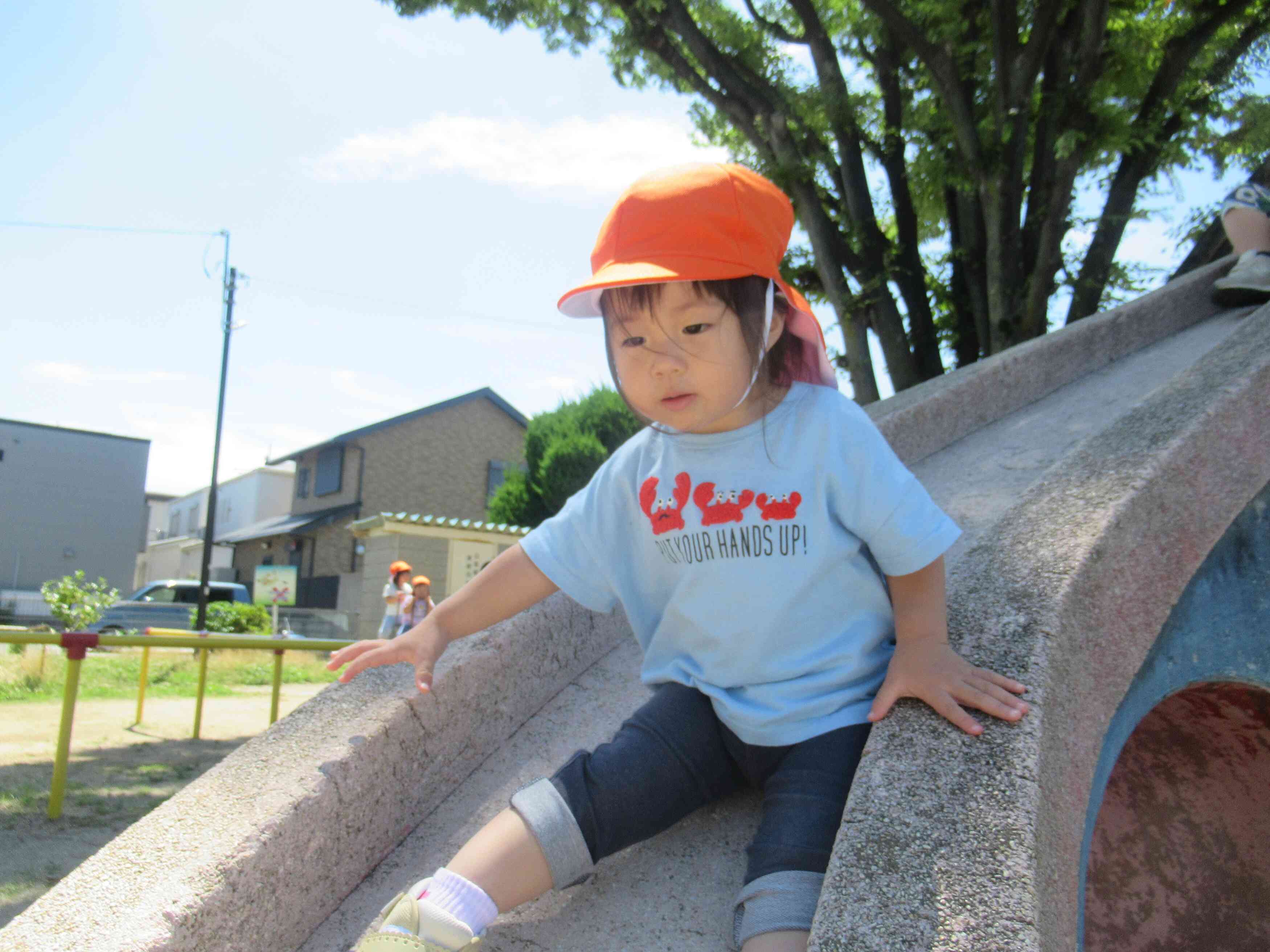 滑り台でシュー！風が気持ちいいね♪