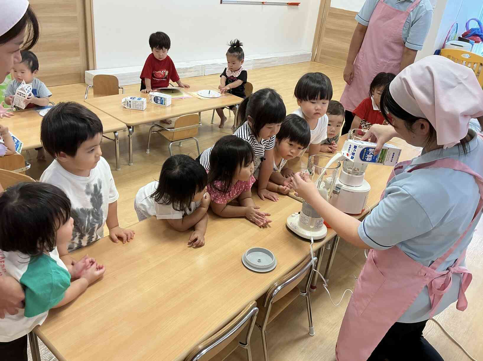 牛乳を入れす様子に釘付けでした