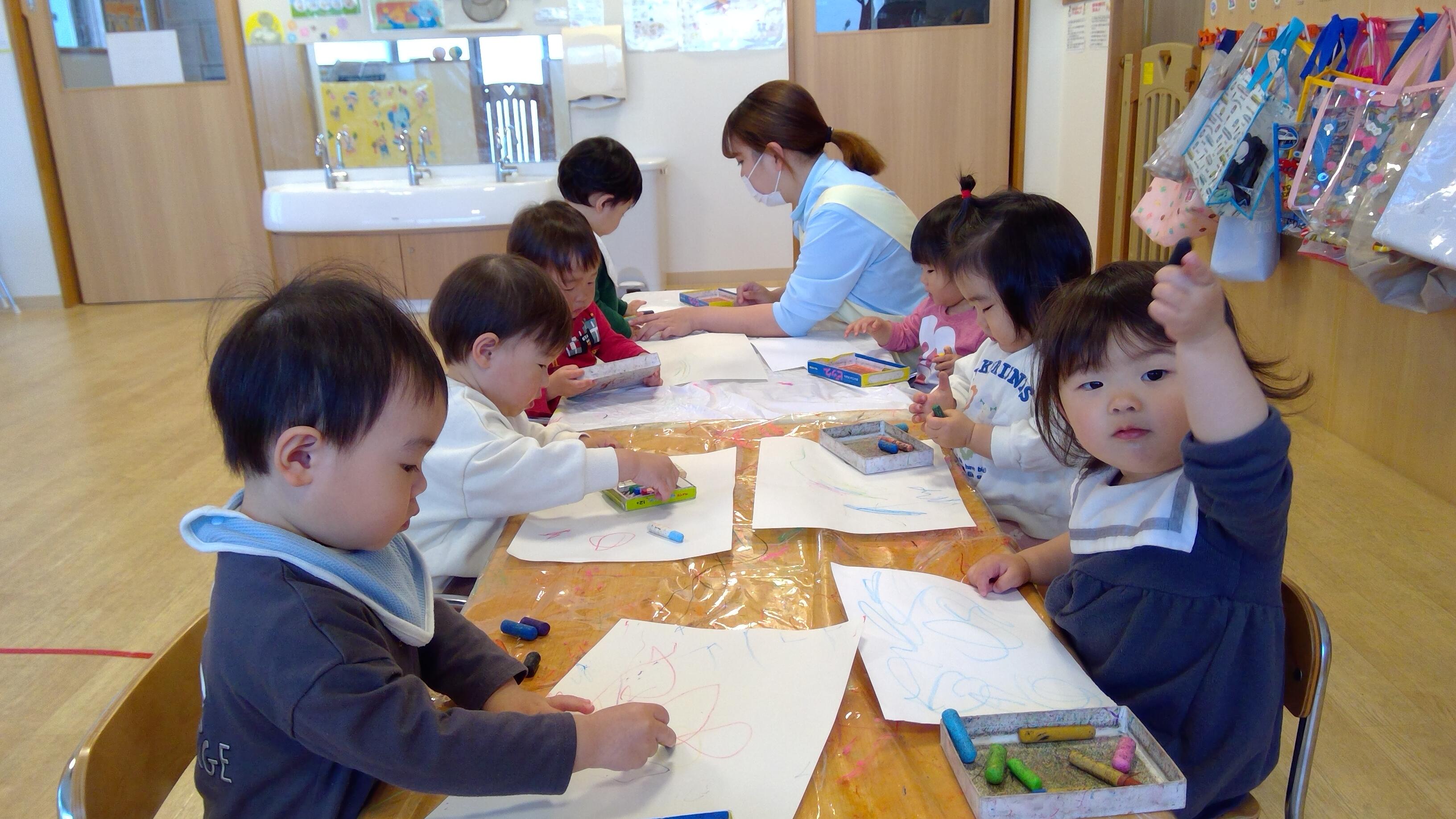 お絵描きに夢中・・・
