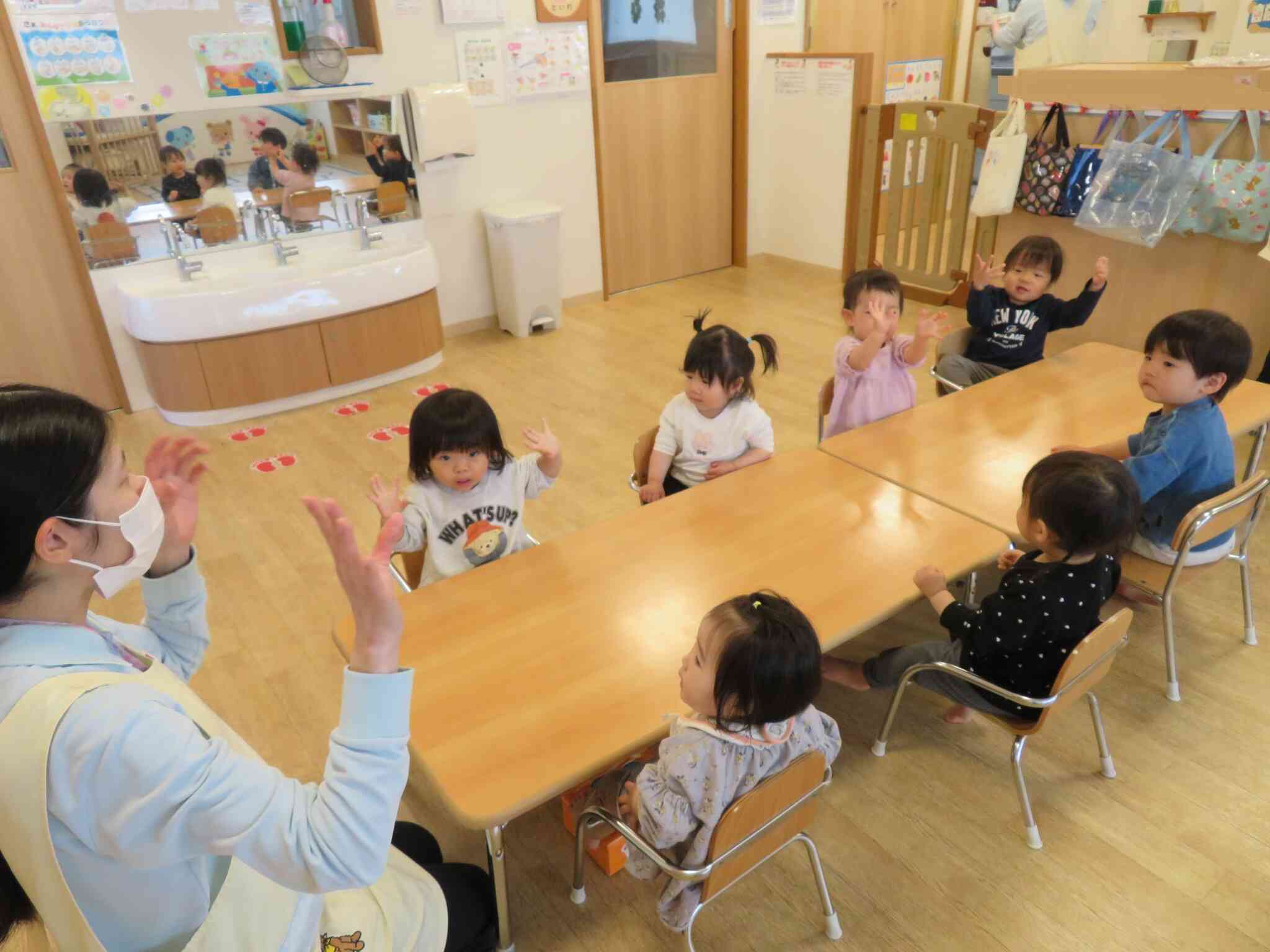 先生の手遊び楽しいね♬