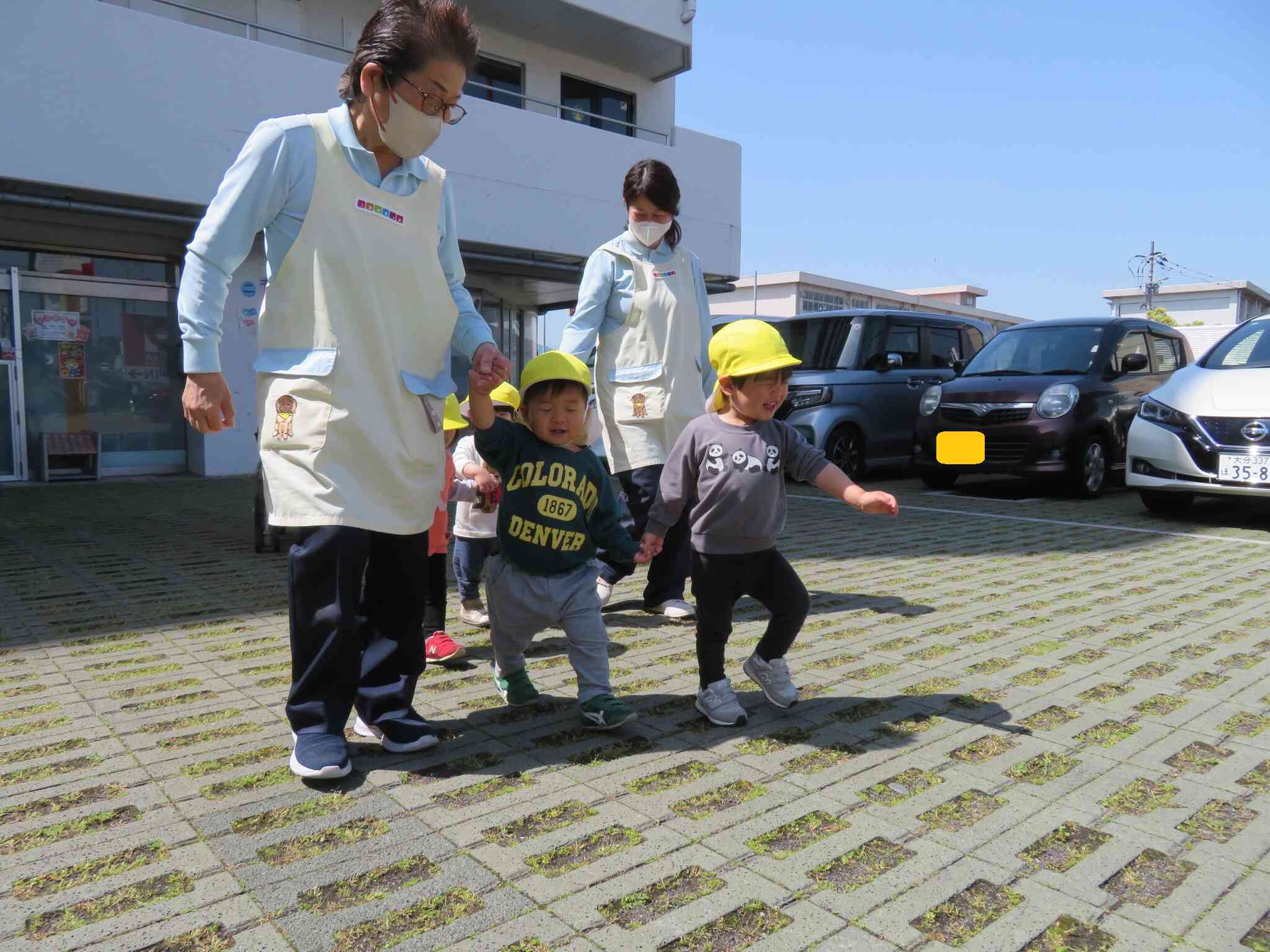 お散歩楽しいね♪（１歳児）
