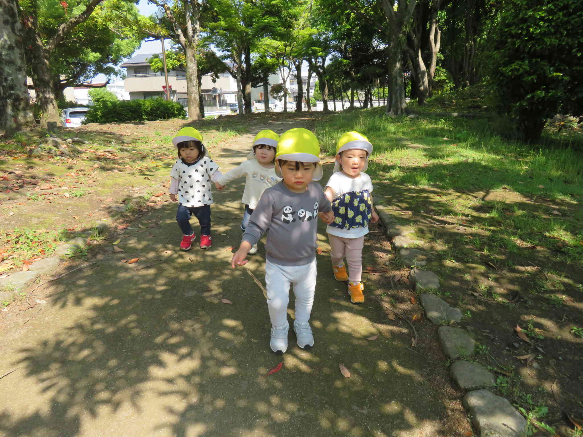 お散歩楽しいね♬（１歳児）