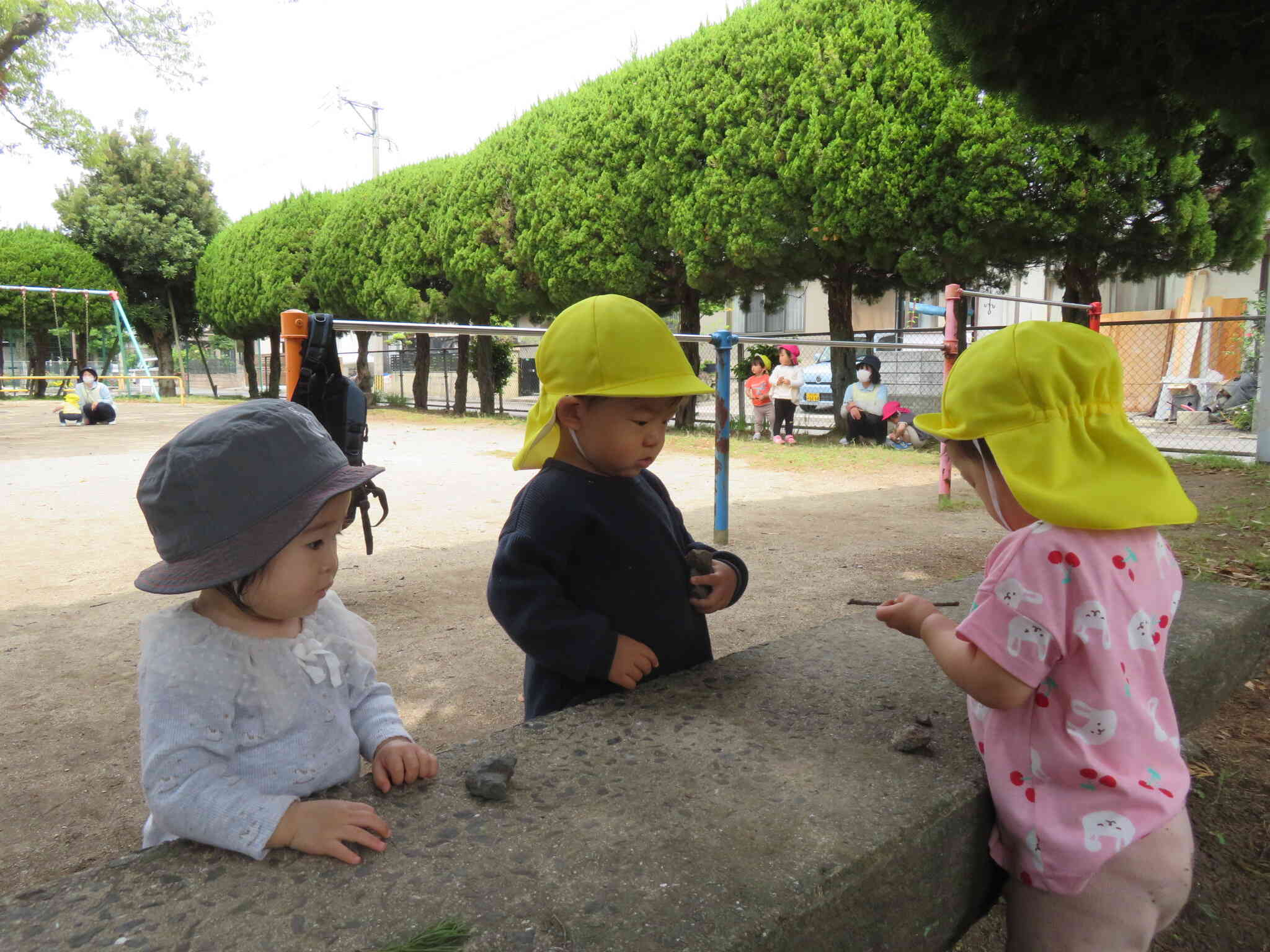 お友だちと一緒に（0歳児）