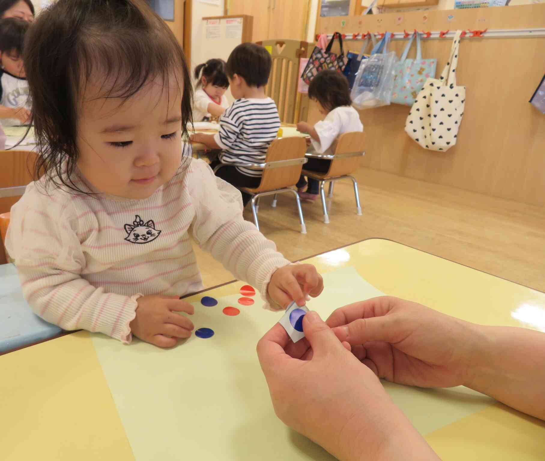 シール貼りにチャレンジ(0歳児)