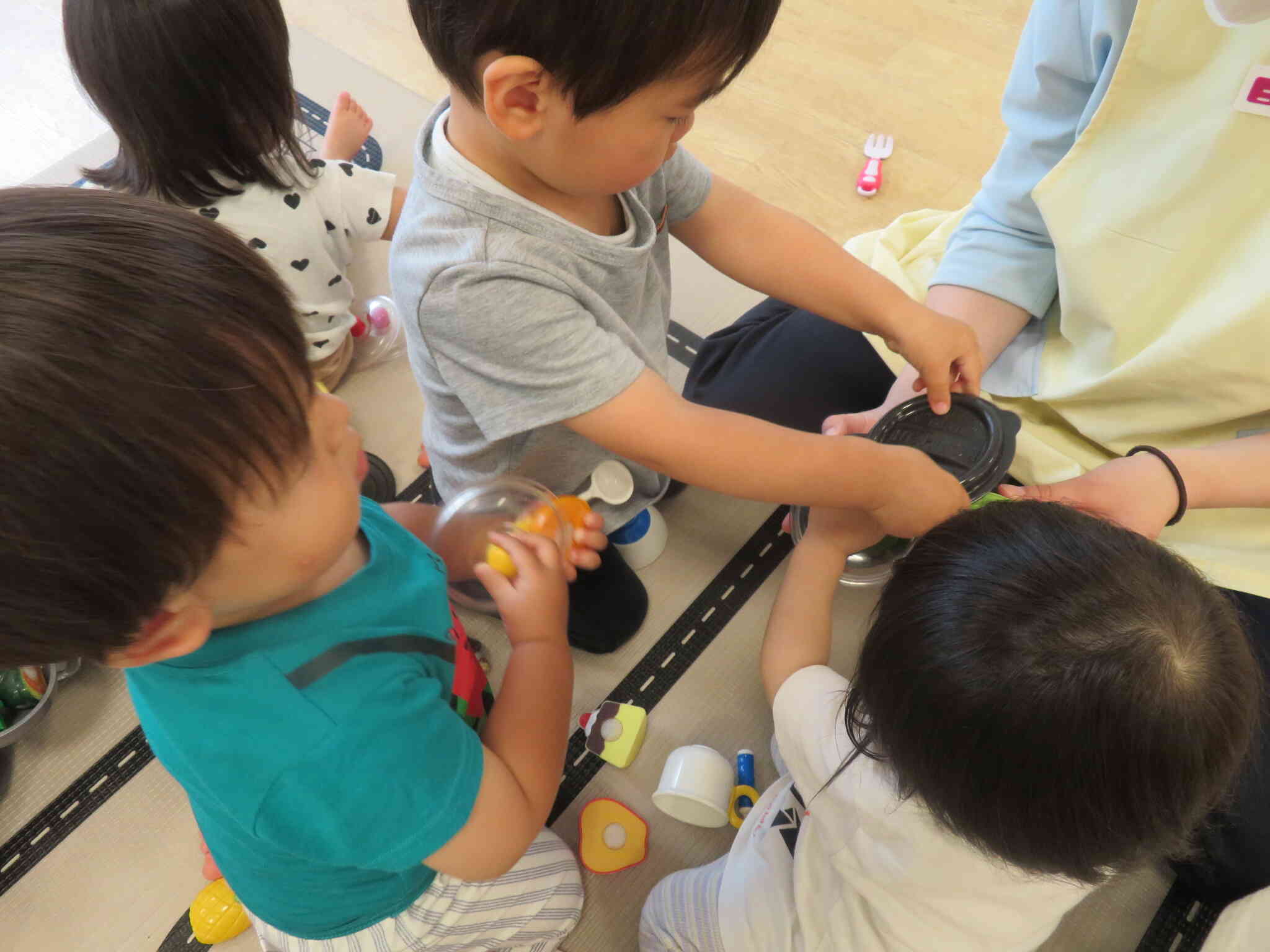 お友だちも先生も一緒に、おままごとを楽しんでいます。