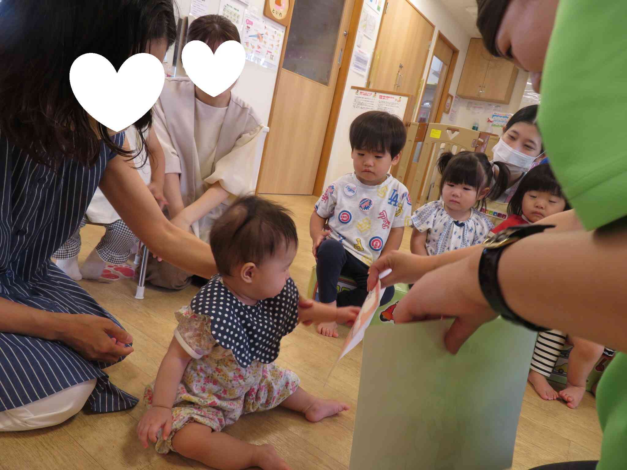 子ども達も赤ちゃんが気になる様子でした♡