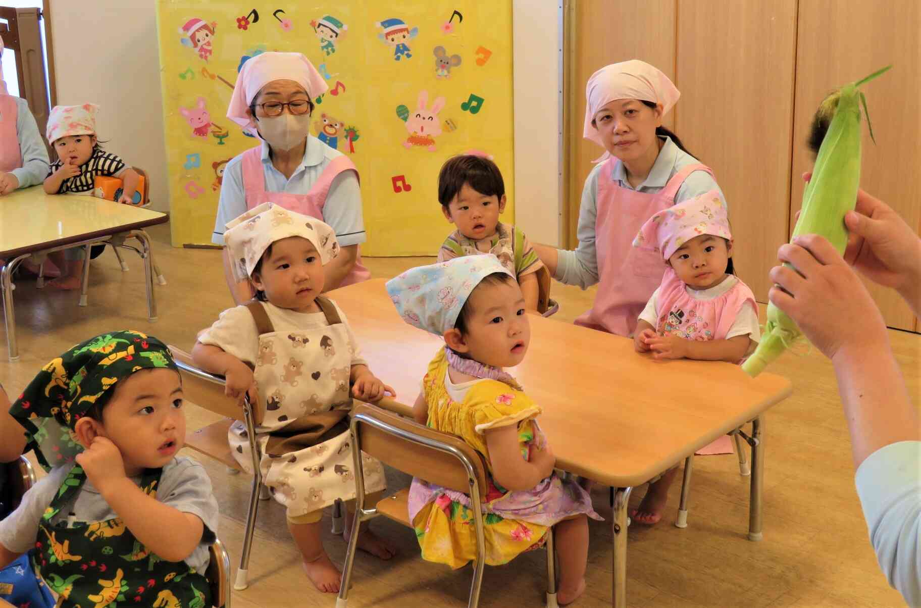 食育☆とうもろこしの皮むき①