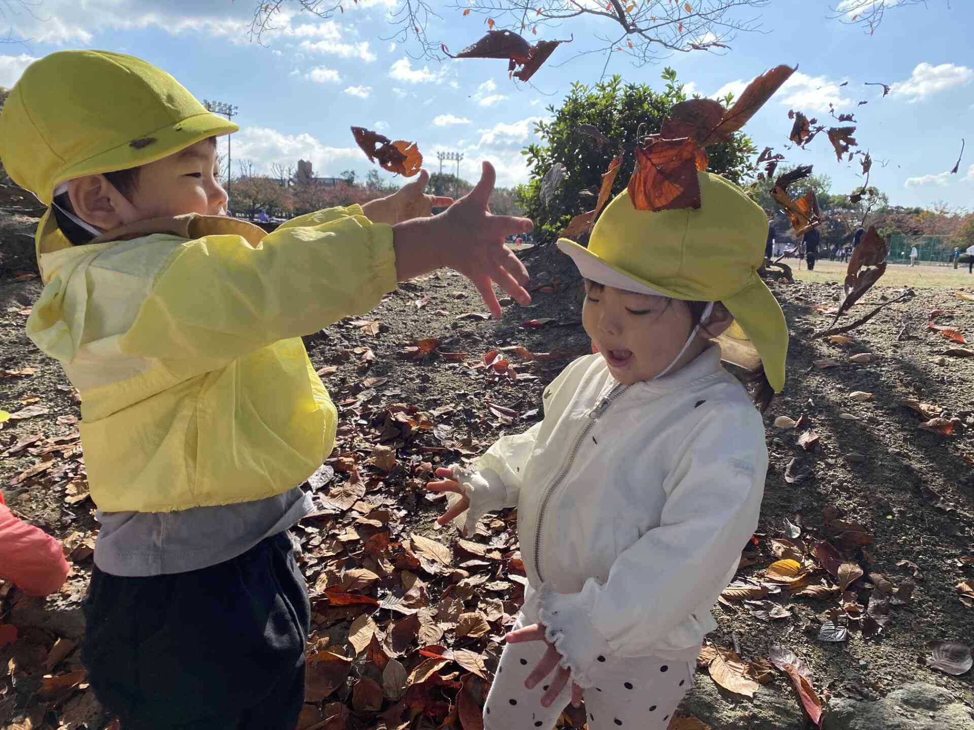 落ち葉遊び