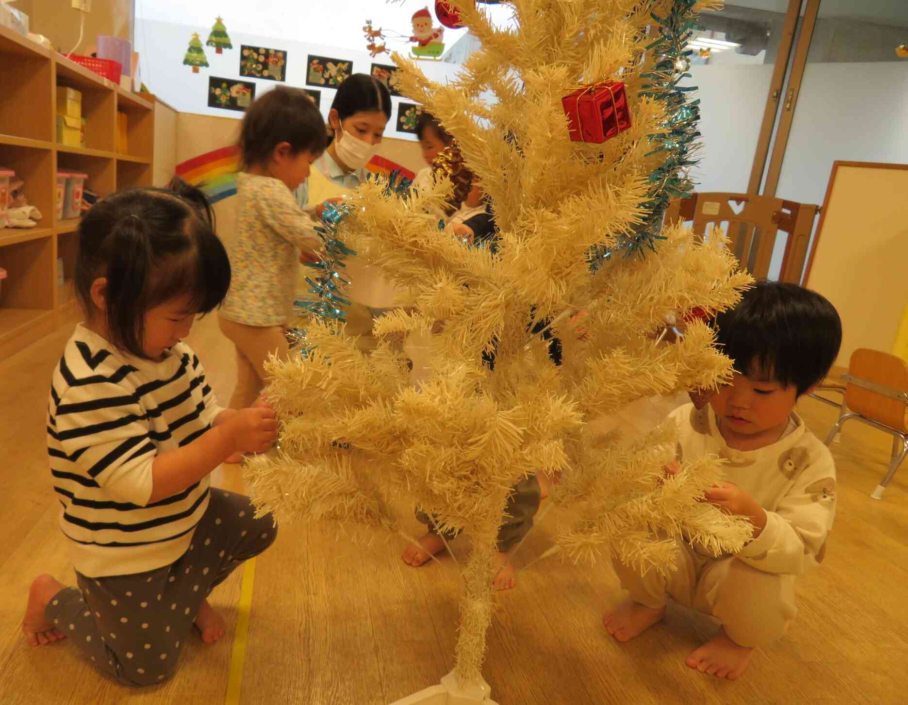 クリスマスツリーの飾りつけをしました★