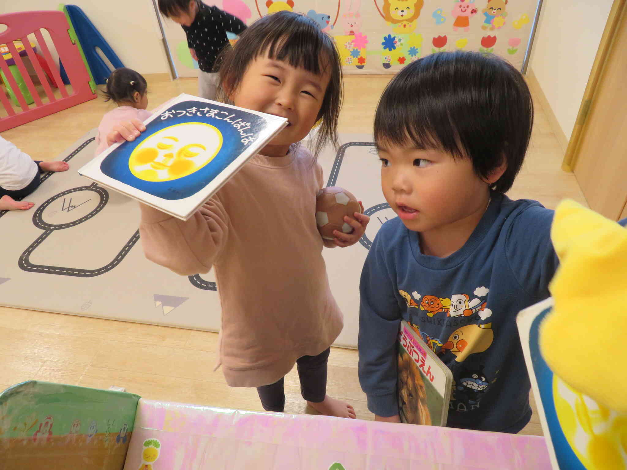 一緒に絵本を読んで楽しそうにお話をしています♪