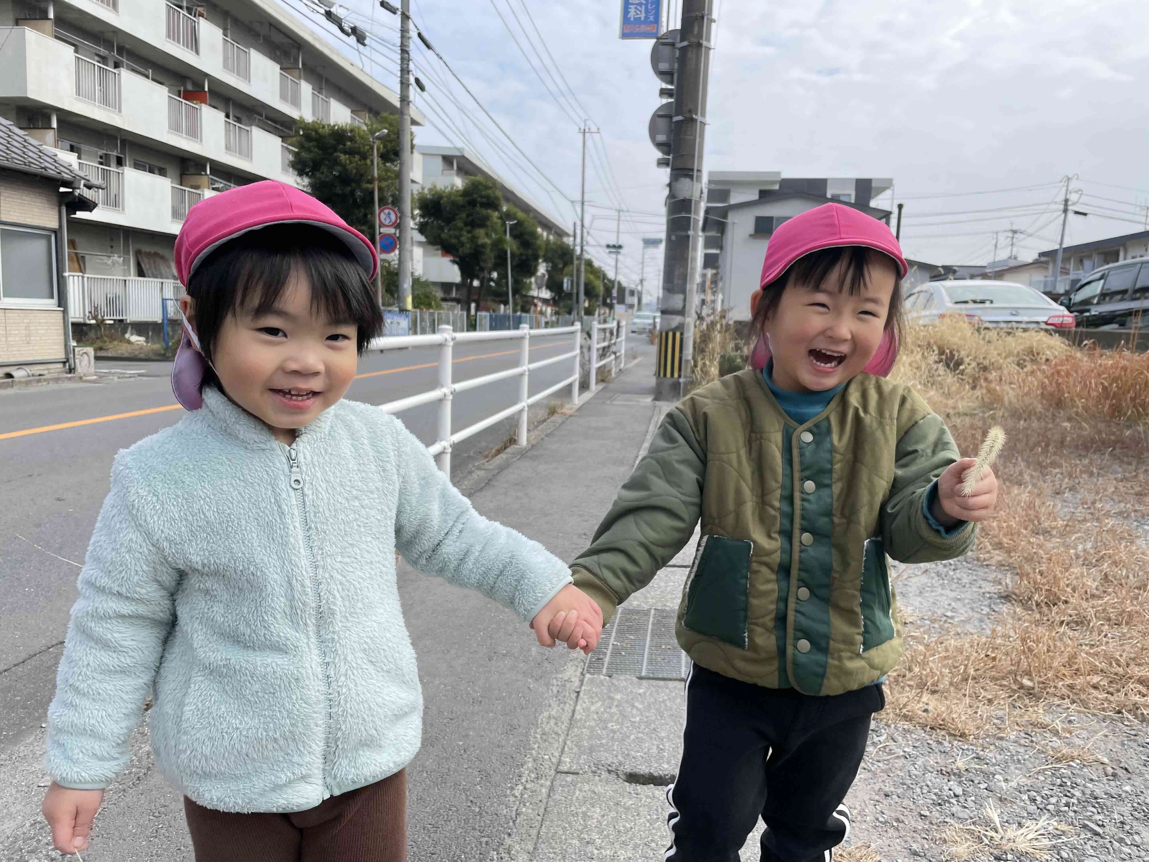 2人で手をつないでにこにこ♡