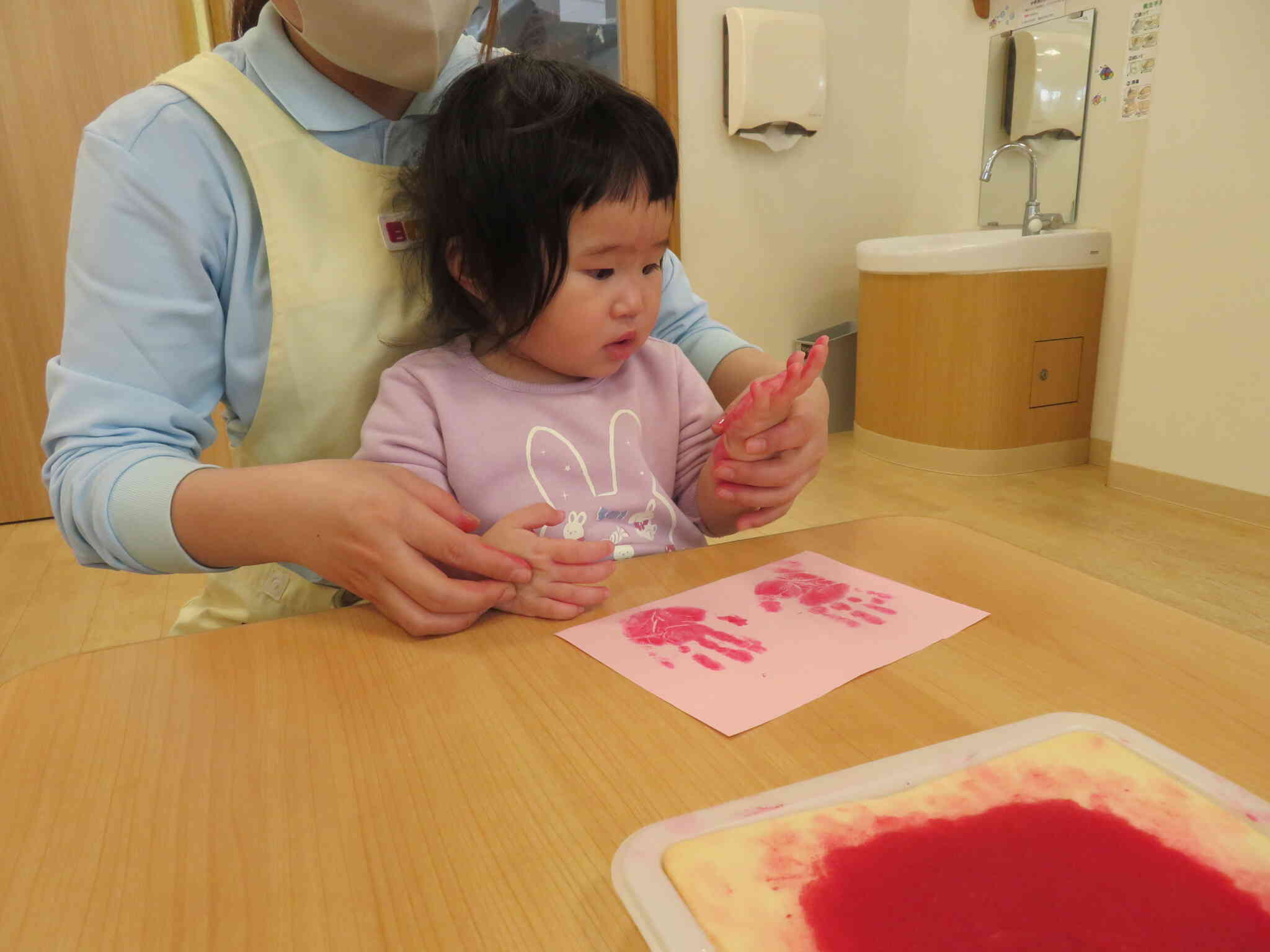 おててにいっぱいついたね