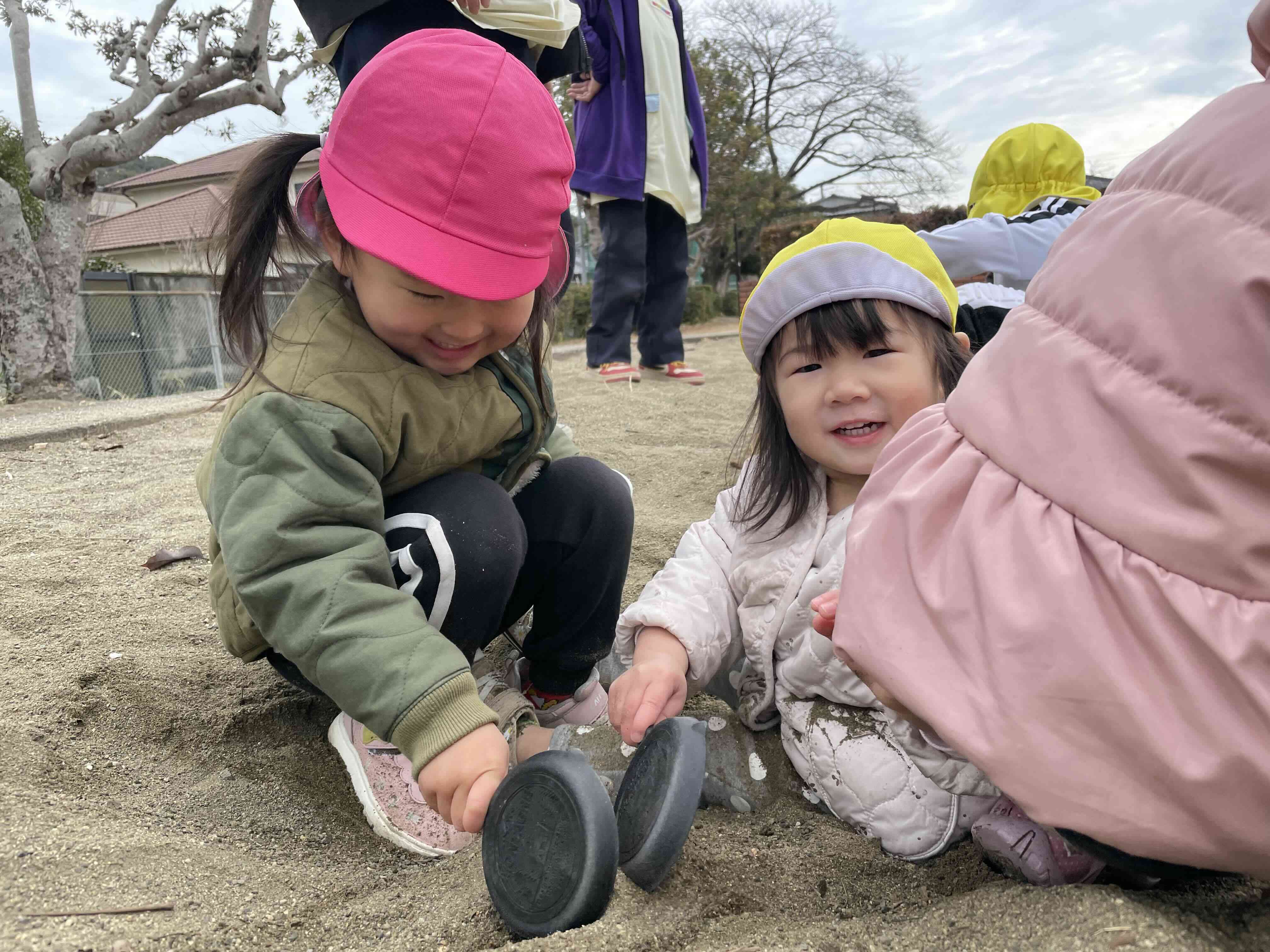 みんなで穴を掘ってトンネル作り！