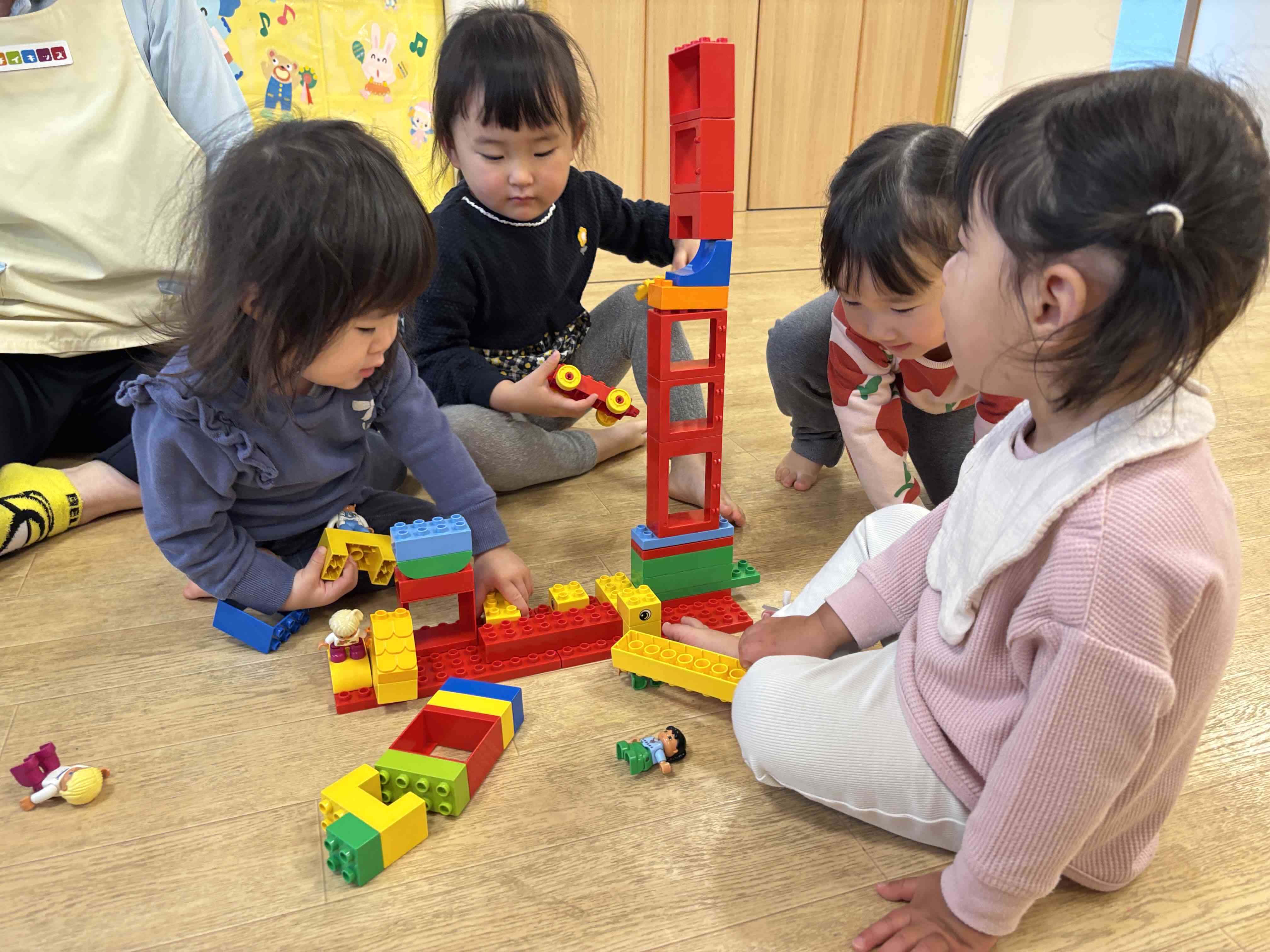 なかよしブロック遊びと絵本タイム