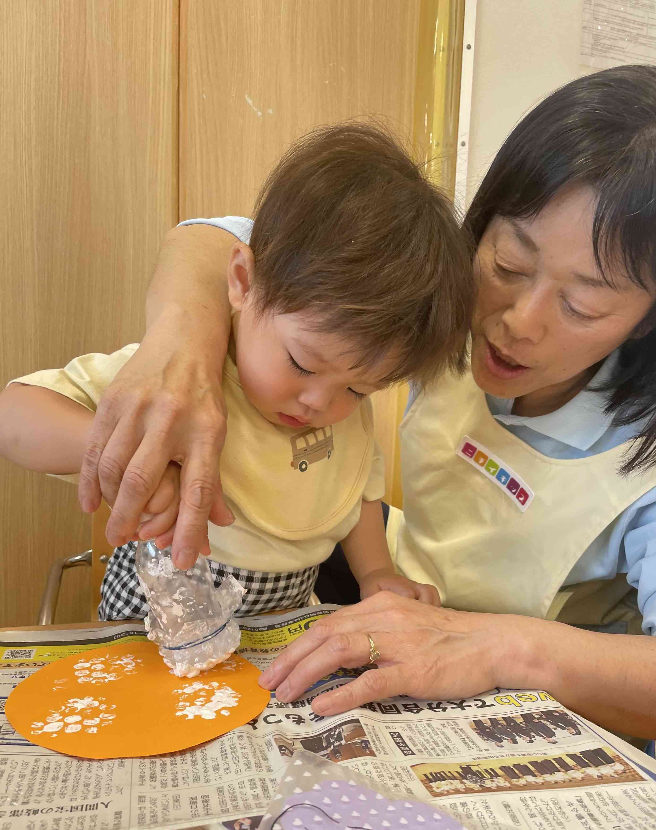 ペタペタ、ビリビリ♪かたつむり製作(０歳児)