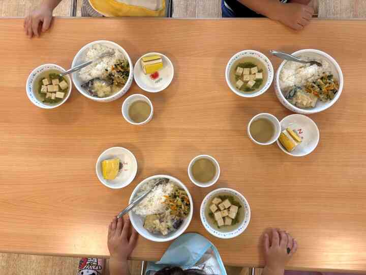 ご飯・豆腐のすまし汁・さばの味噌煮・塩きんぴら・バナナ