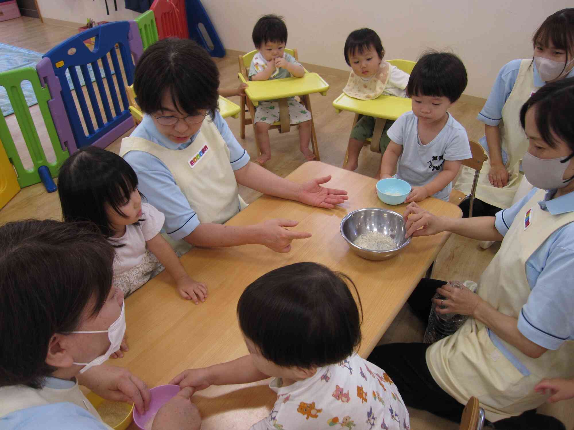 うさぎぐみさん（2歳児）はご飯を洗うことに挑戦！お米を洗ったあとの水の色の違いも観察しました。