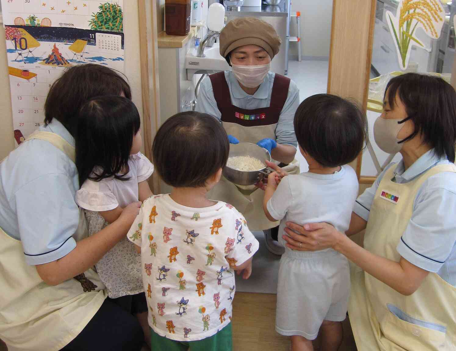 お米洗ったから炊いてください！と給食の先生にお願いしに行きました。