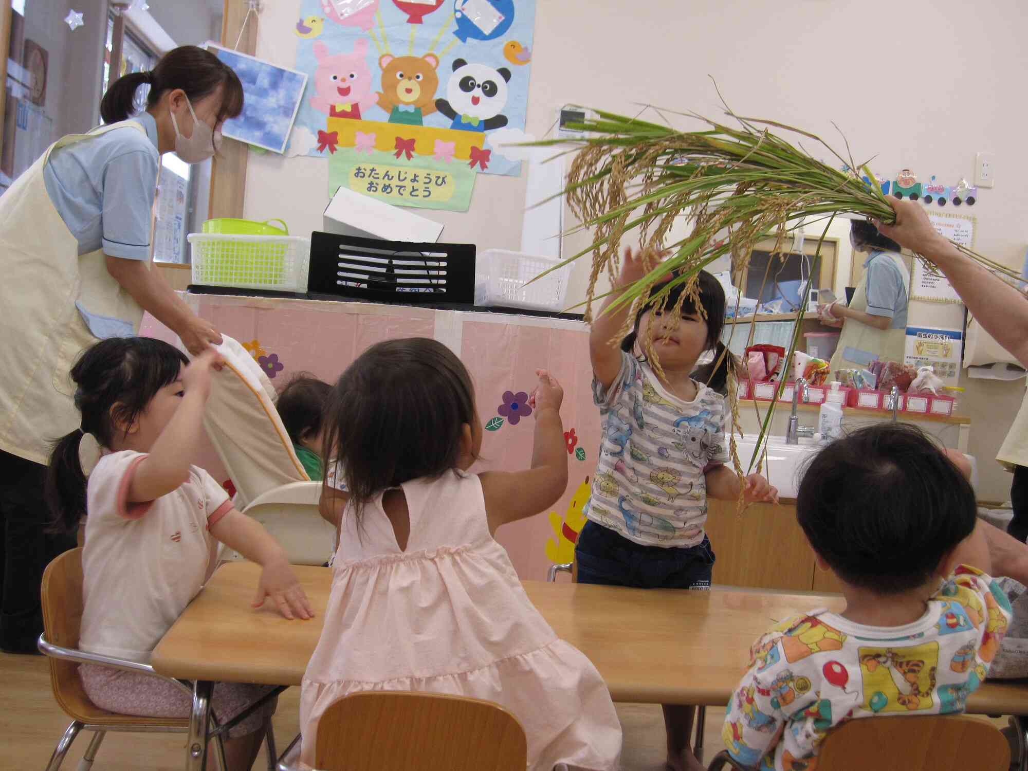 あひるぐみさん(1歳児)は触って見たくて大はしゃぎ!