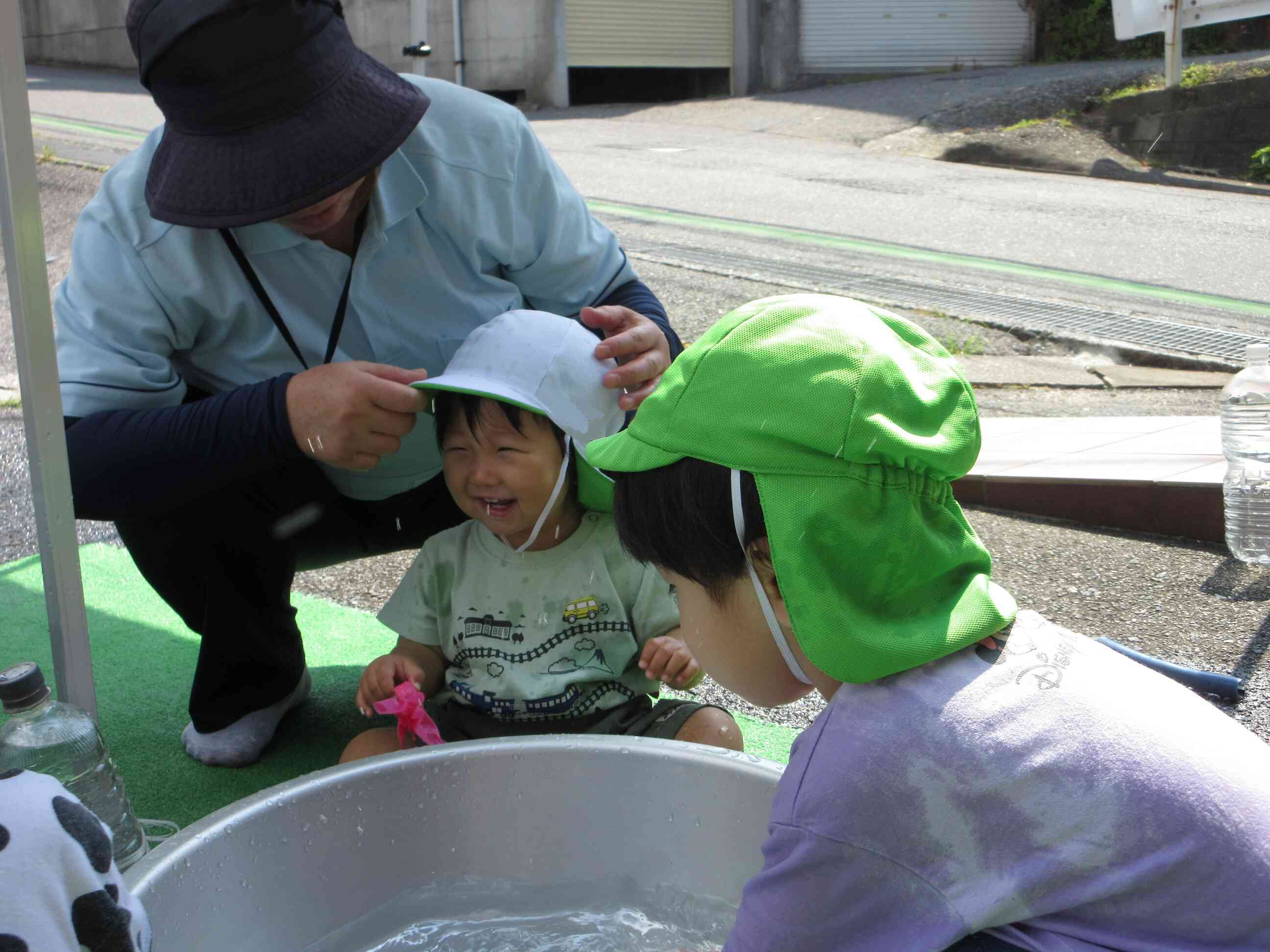 水遊び楽しいね（0歳児）