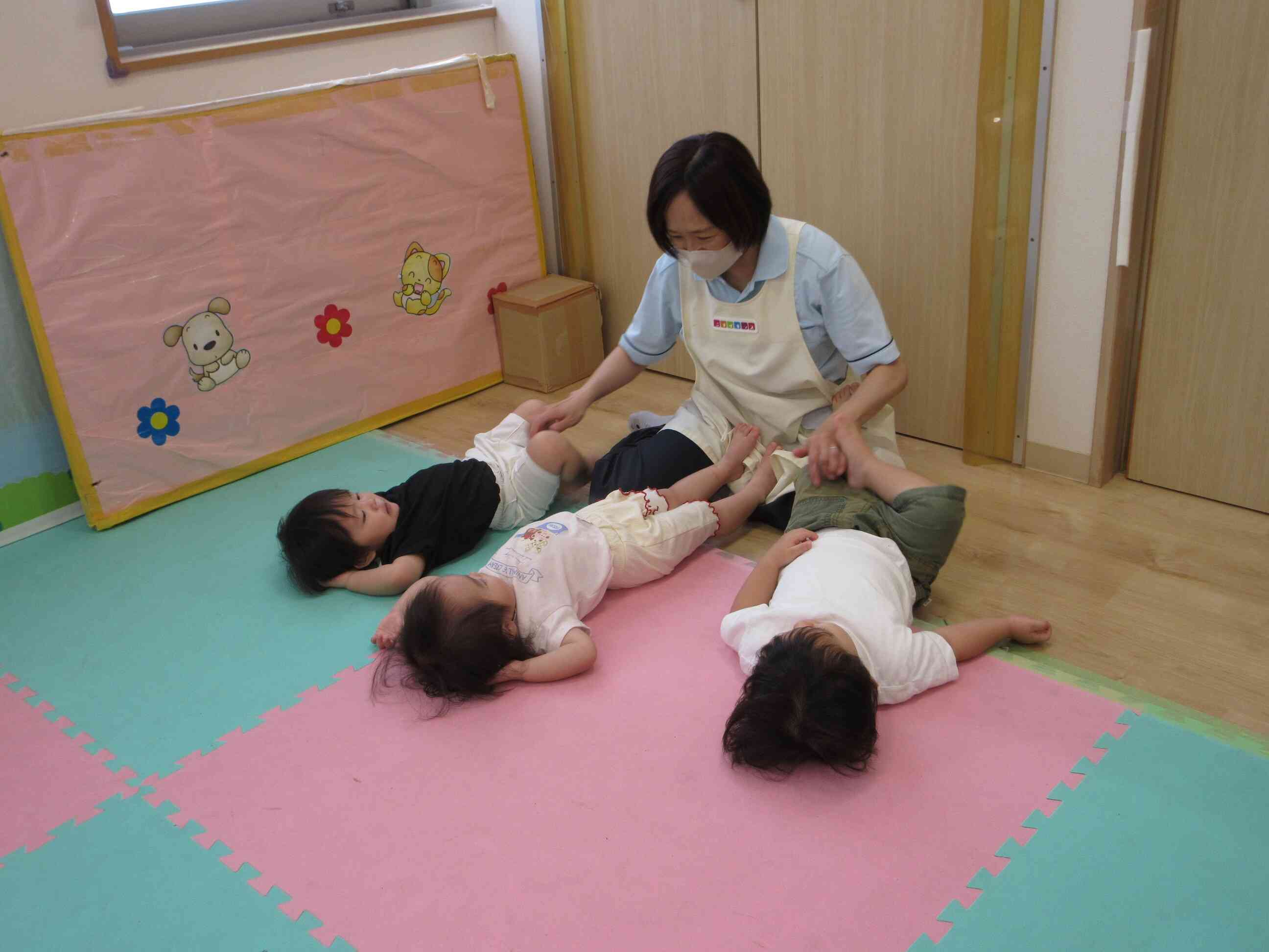お部屋で楽しく遊ぶよ