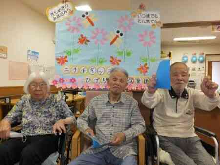 壁面と一緒に記念写真