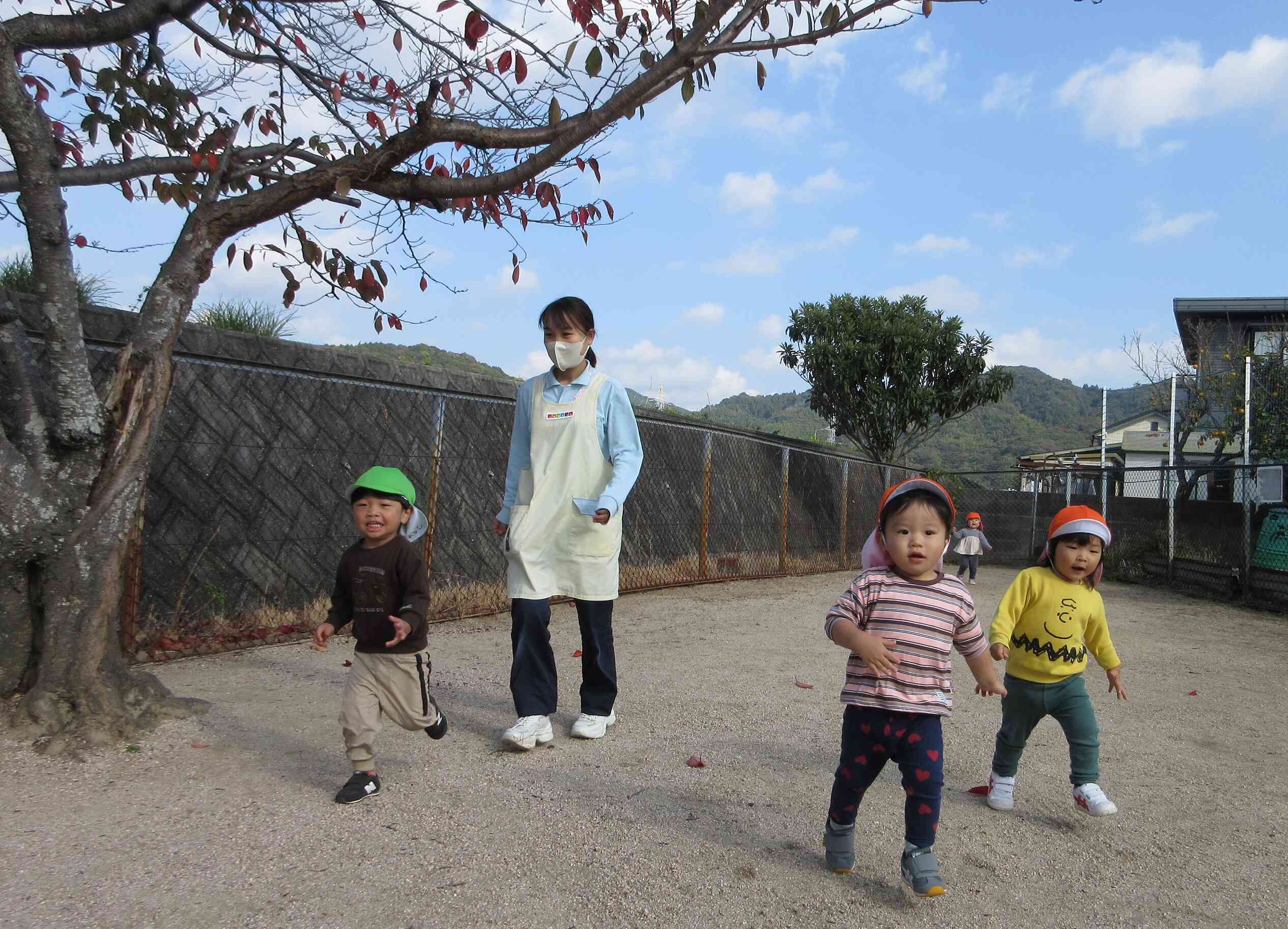 元気にお外で遊ぶよ！！