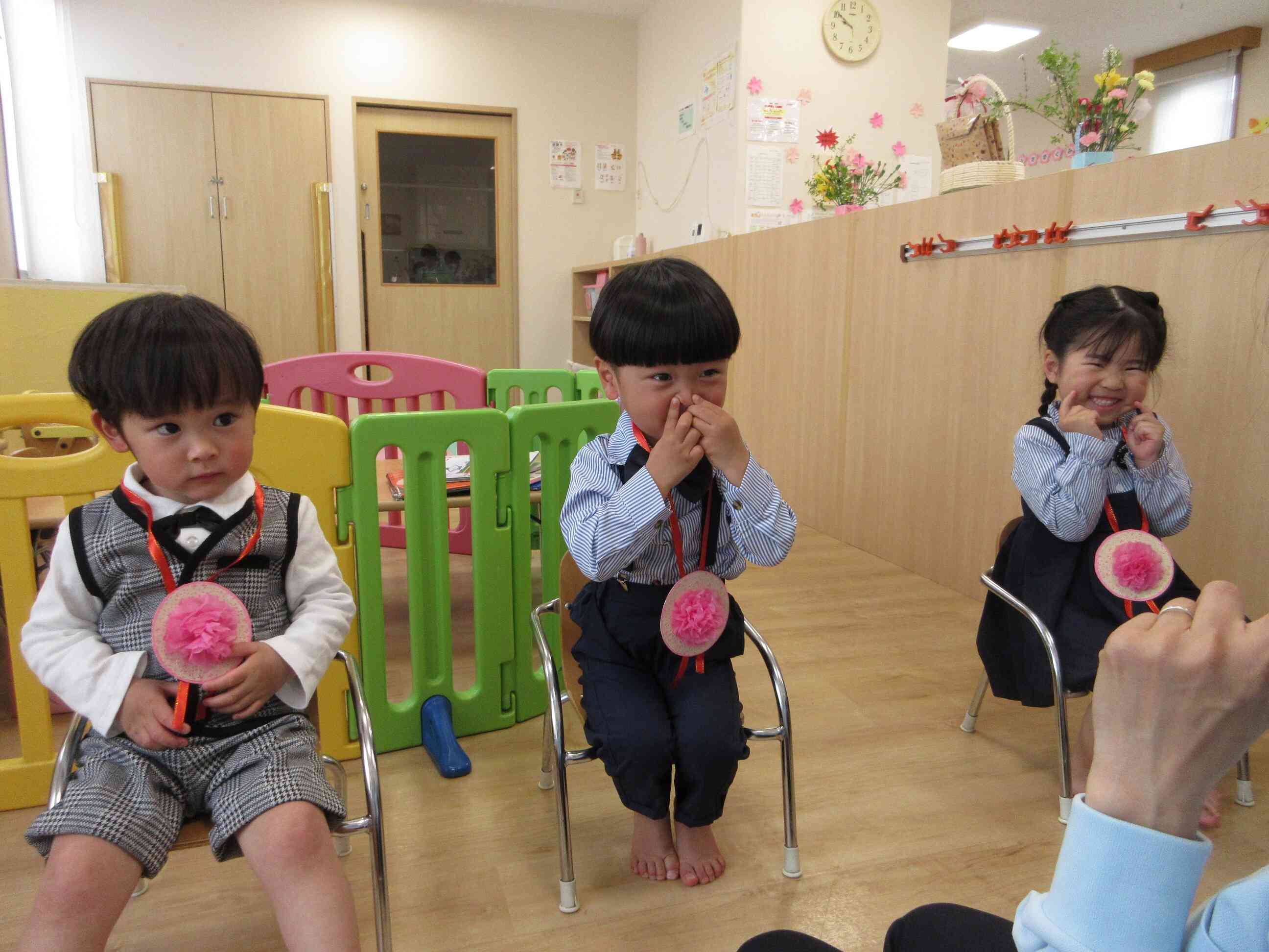 卒園式の入場の前の一コマ