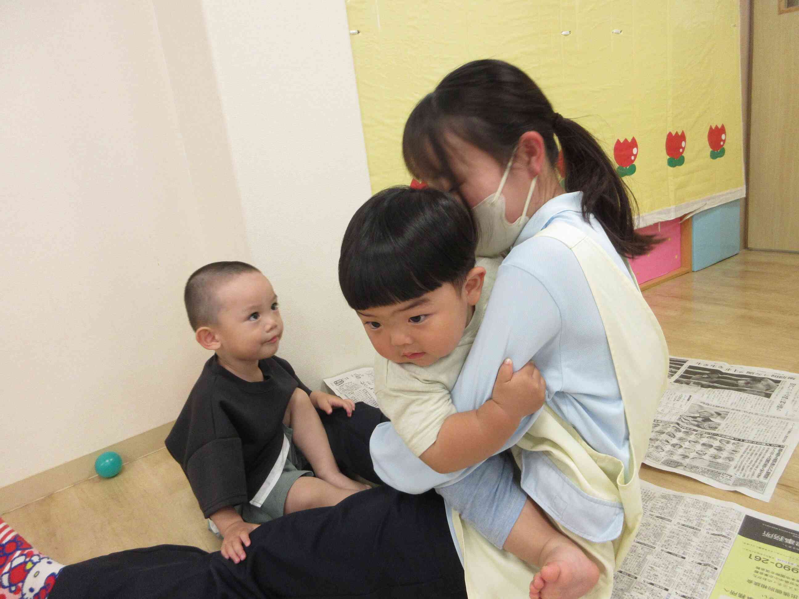 先生にだっこされて安心