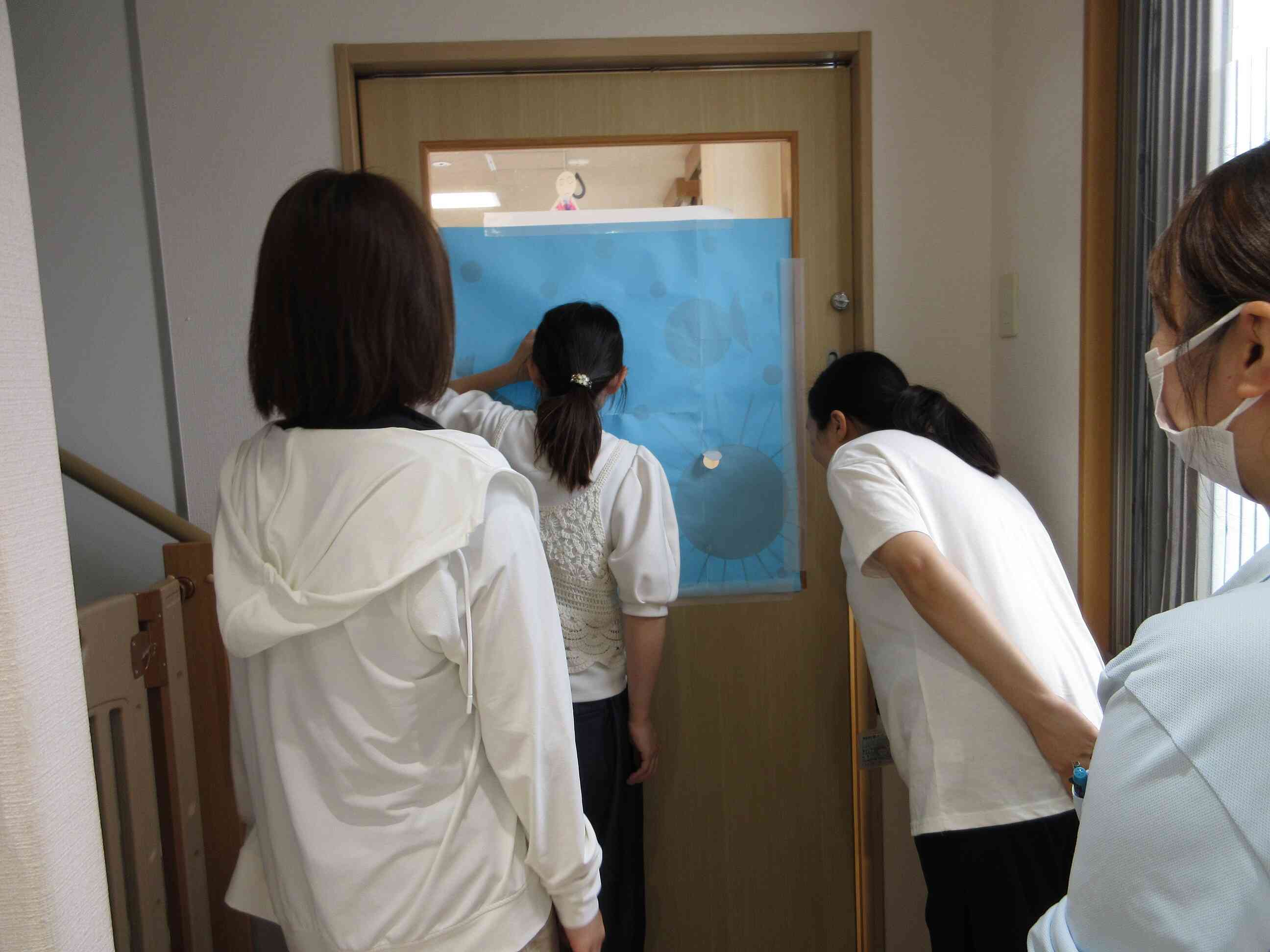 のぞき穴から・・・