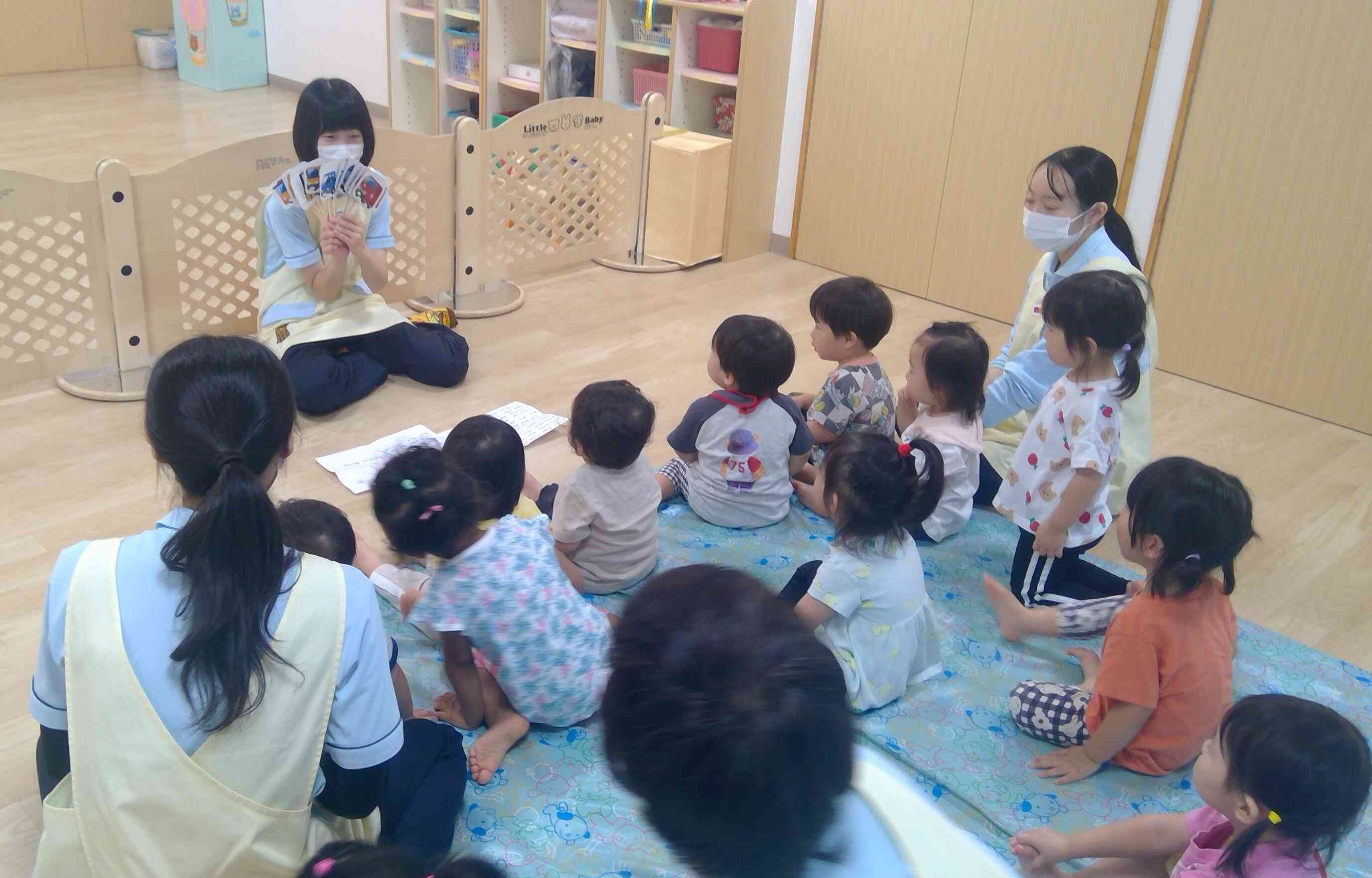 「はたらくくるま」のペープサートを見ました。