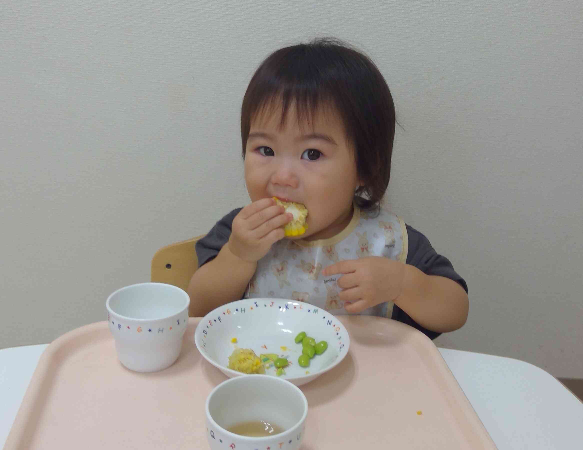０歳児さん、上手に食べています。