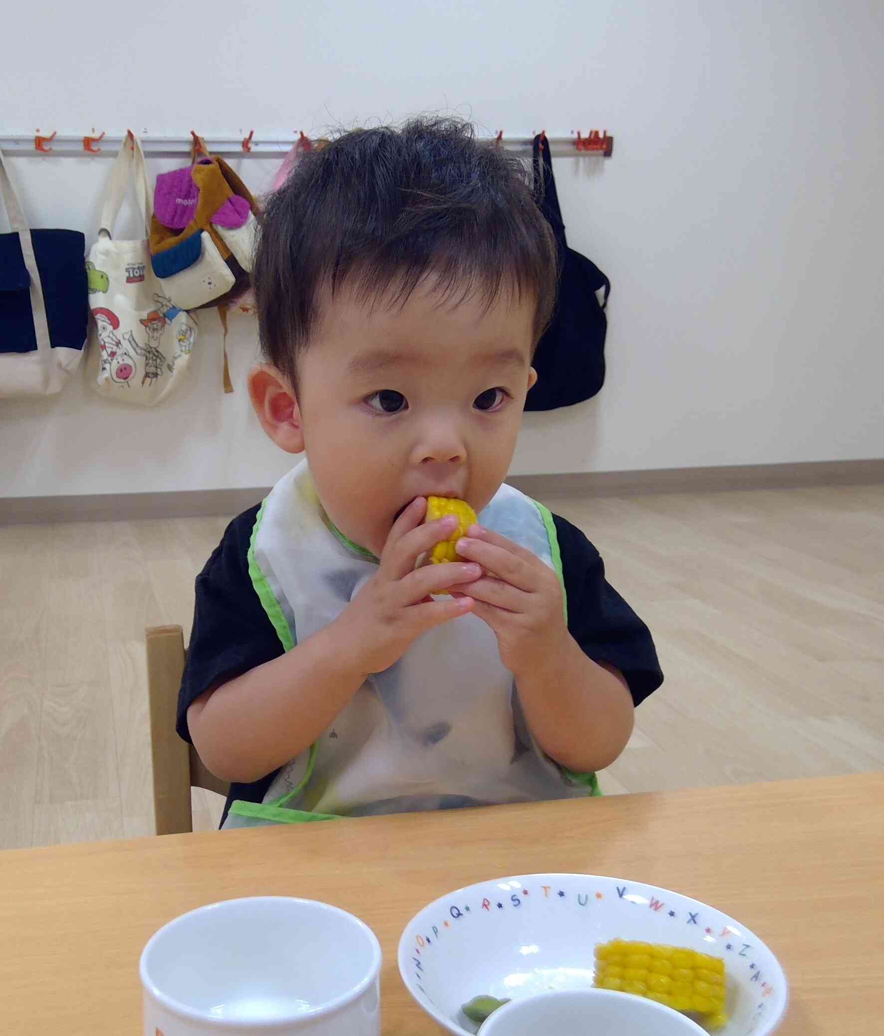 １歳児さん、真剣に食べています。