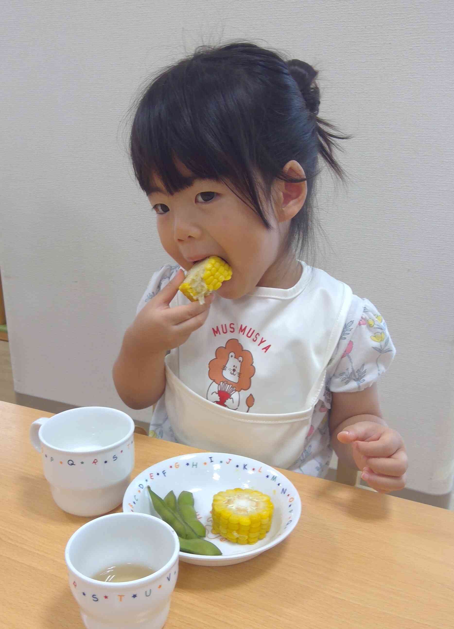 ２歳児さん、もちろん上手に食べています。
